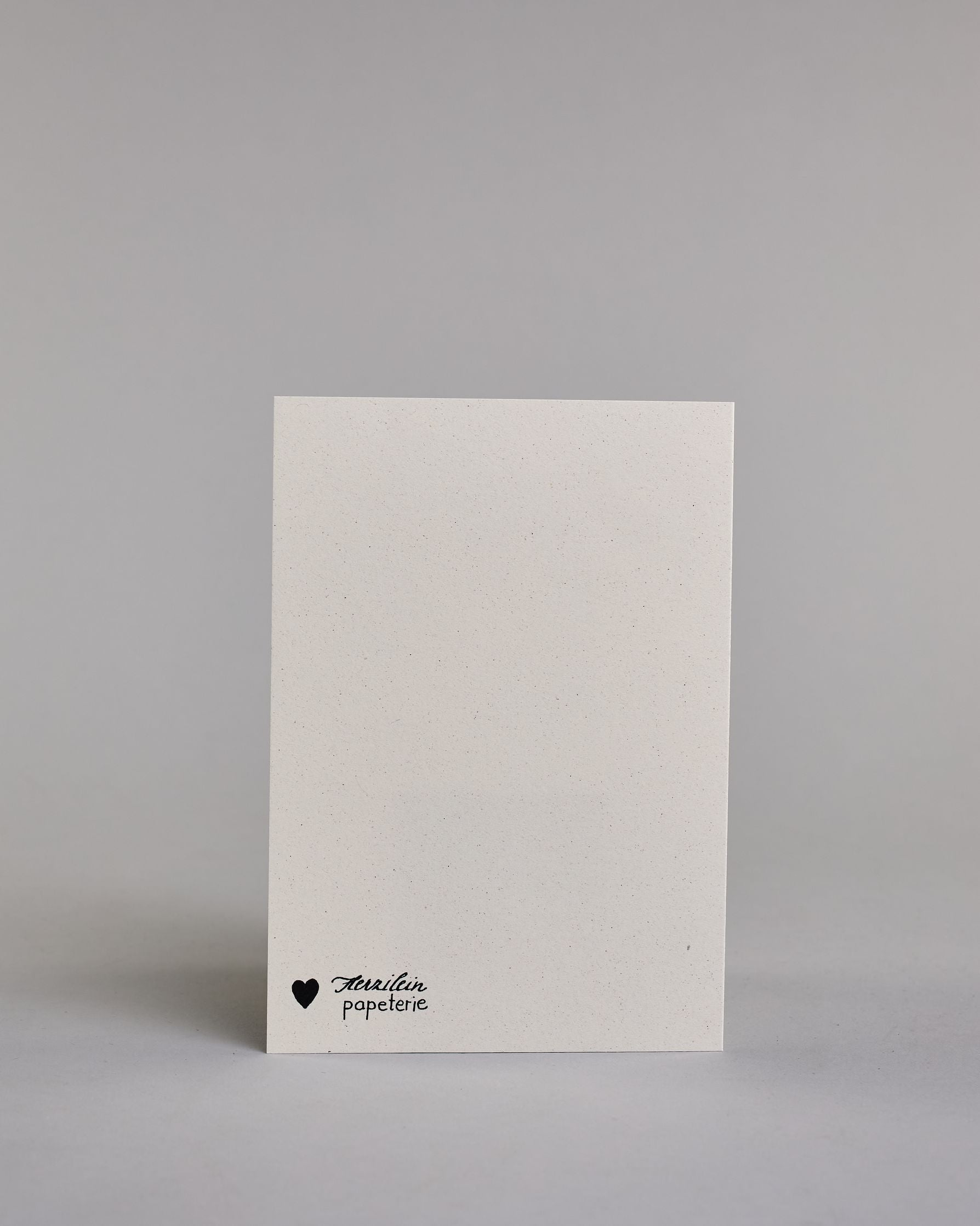 Glückwunschkarte auf Englisch zum Geburtstag mit schwarzer Kalligrafieaufschrift "Holy Aperoli it's your birthday", mit einem mit Aperol gefüllten Weinglas mit einer Orangenscheibe und Eiswürfeln in der orangen Flüssigkeit auf hellem Hintergrund. Oben steht in dünner gerader Schrift "HOLY APEROLI", darunter mittig das Alkoholgetränk, darunter "it's your birthday" in geschwungener dünner Kalligrafieschrift. Dazu ein weißes handgeschöpftes Kuvert. #4