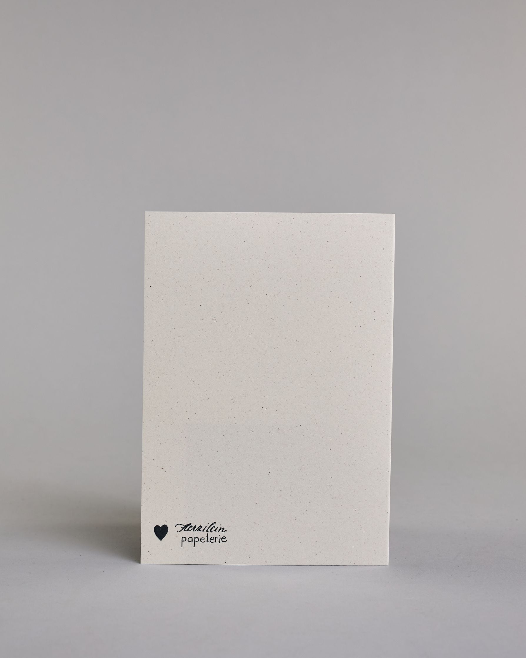 Glückwunschkarte zum Geburtstag mit brauner Kalligrafieaufschrift "besser mit jedem Jahr", mit einer genzeichneten braunen Weinflasche mit beigen Ettikett auf hellem Hintergrund. Oben steht in zwei Zeilen "besser mit", darunter "jedem jahr" beides in dünner geschwungener Schreibschrift, links davon die Weinflasche, die Schrift befindet sich neben dem Flaschenhals. Dazu ein beige-weißes handgeschöpftes Kuvert. #4