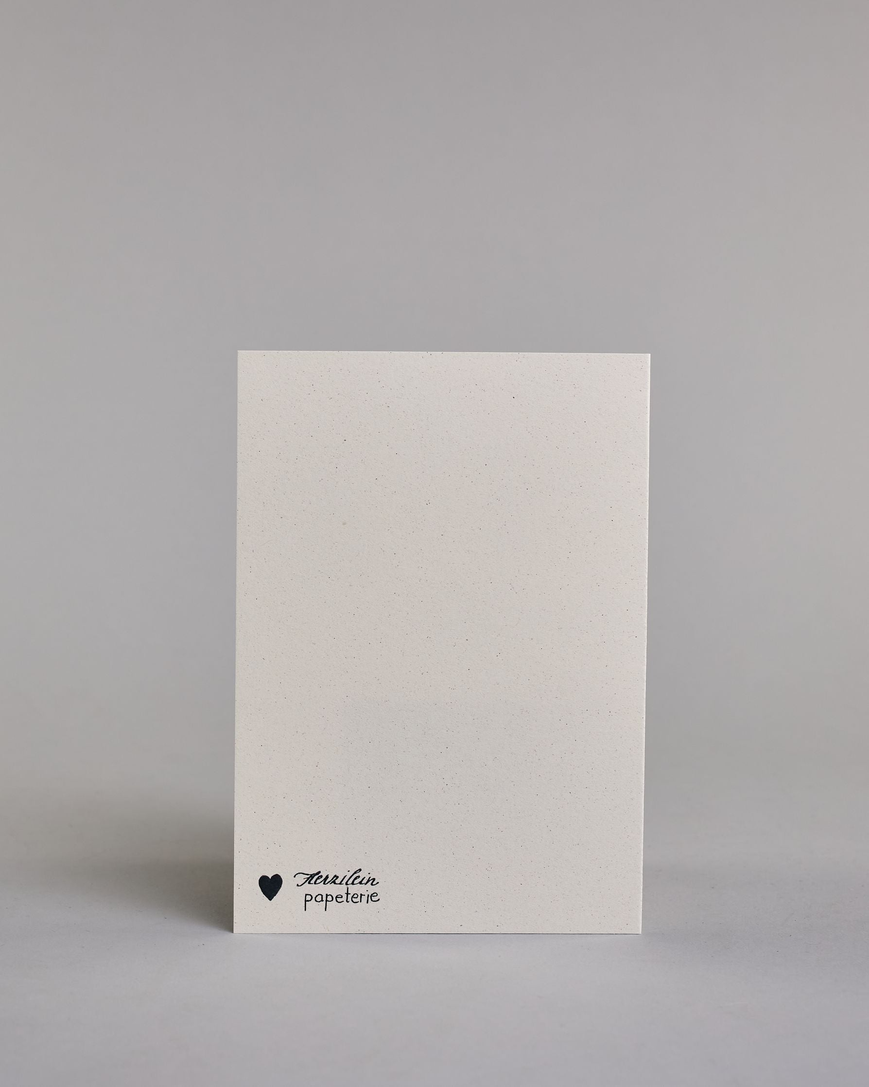 Glückwunschkarte zum Geburtstag mit schwarzer Kalligrafieaufschrift "Du bist nicht alt du bist ein Klassiker Happy Birthday!", mit einem genzeichneten klassischen braunen PLattenspieler mit einer schwarzen Platte auf hellem Hintergund. Oben steht in drei Zeilen "DU BIST NICHT ALT", darunter "DU BIST EIN KLASSIKER" beides in dünner gerader Kalligrafieschrift, darunter "Happy Birthday!" in geschwungener dünner Handschrift und darunter im rechten Drittel der Karte ist der Plattenspieler. Dazu ein beige-weißes…