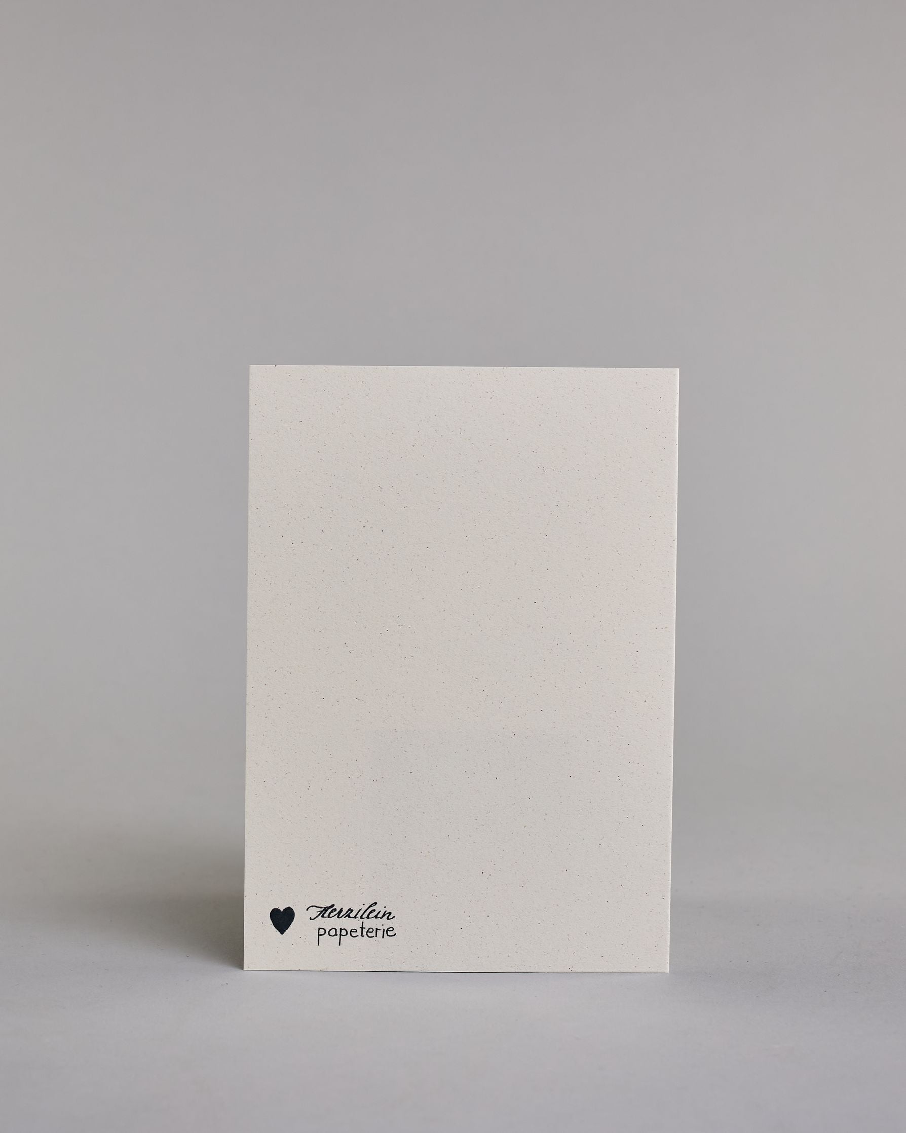 Glückwunschkarte auf Englisch zum Geburtstag mit blauer Kalligrafieaufschrift "age only matters if you are cheese", mit einem genzeichnetem Camembert in dem eine blau gestreifte Kerze steckt auf hellem Hintergund. Oben steht in zwei Zeilen "AGE ONLY MATTERS", darunter "IF YOU ARE CHEESE" beides in Blockbuchstaben und darunter mittig der Käse. Dazu ein blau-weißes handgeschöpftes Kuvert. #4