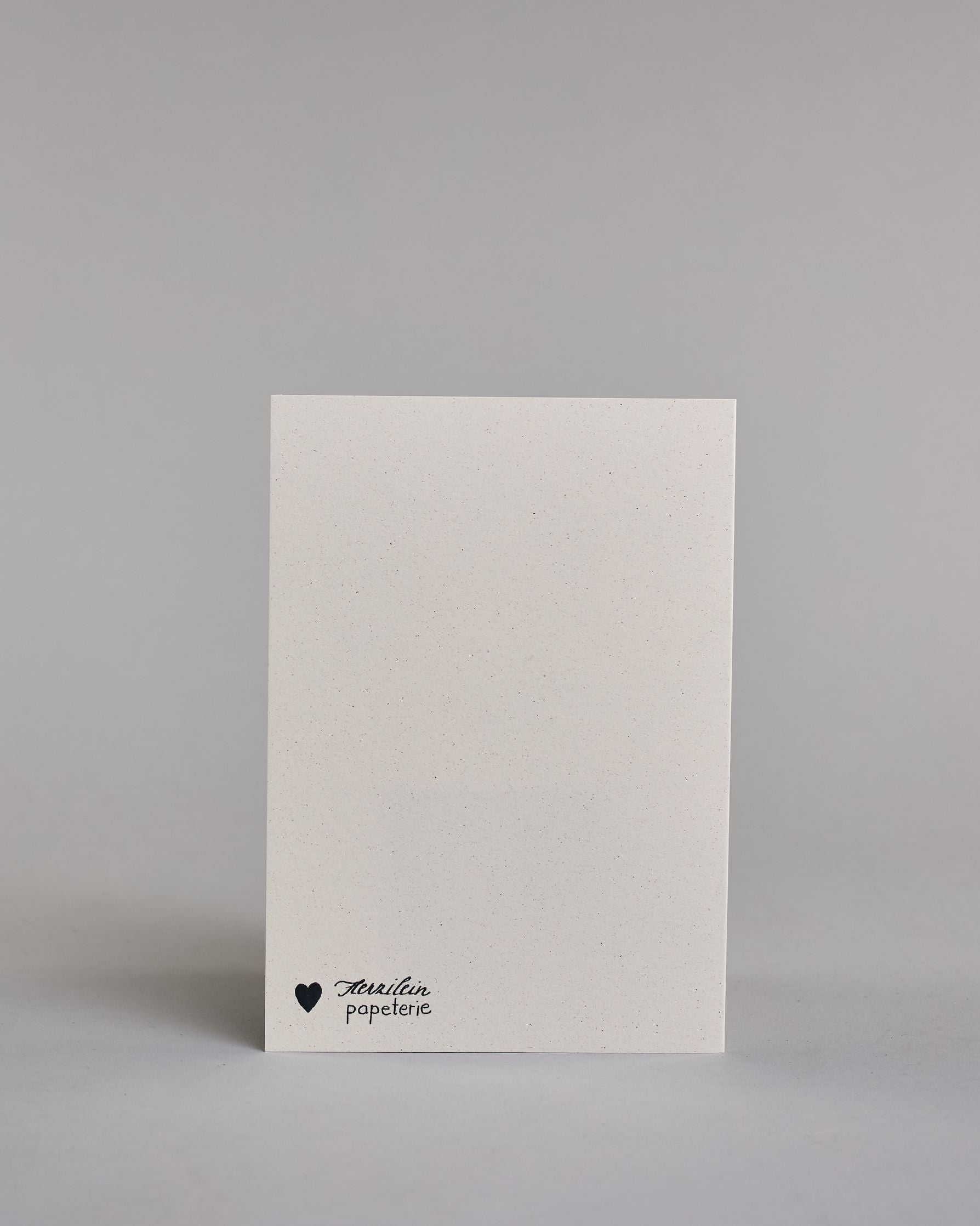 Glückwunschkarte zum Geburtstag mit schwarzer Kalligrafieaufschrift "Wie alt du wirst ist doch Banane!", mit einem genzeichnetem brauner Dackel dessen Körper aussieht wie eine gelbe Banane und einem gelb-orangen Partyhut auf dem Kopf auf hellem Hintergund. Oben steht in zwei Zeilen "WIE ALT DU WIRST", darunter "IST DOCH BANANE!" beides in dünner gerader Kalligrafieschrift und darunter mittig der Bananenhund. Dazu ein beige-weißes handgeschöpftes Kuvert. #4