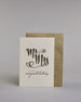 Glückwunschkarte zur Hochzeit in Enlisch mit der Kalligrafieaufschrift "MrMrs congratulations" In großer, geschwungener Schrift mit schwarzen Buchstaben und goldfarbenen Datails steht „Mr Mrs“. Um die Wörter herum sind drei kleine Herzen gezeichnet – eines links unten, eines rechts oben am „r“ und eines rechts unten beim „s“.
Darunter, in kleinerer, feiner Schreibschrift, steht das Wort „congratulations“ in Schwarz.  Dazu ein gold-weißes handgeschöpftes Kuvert. #2