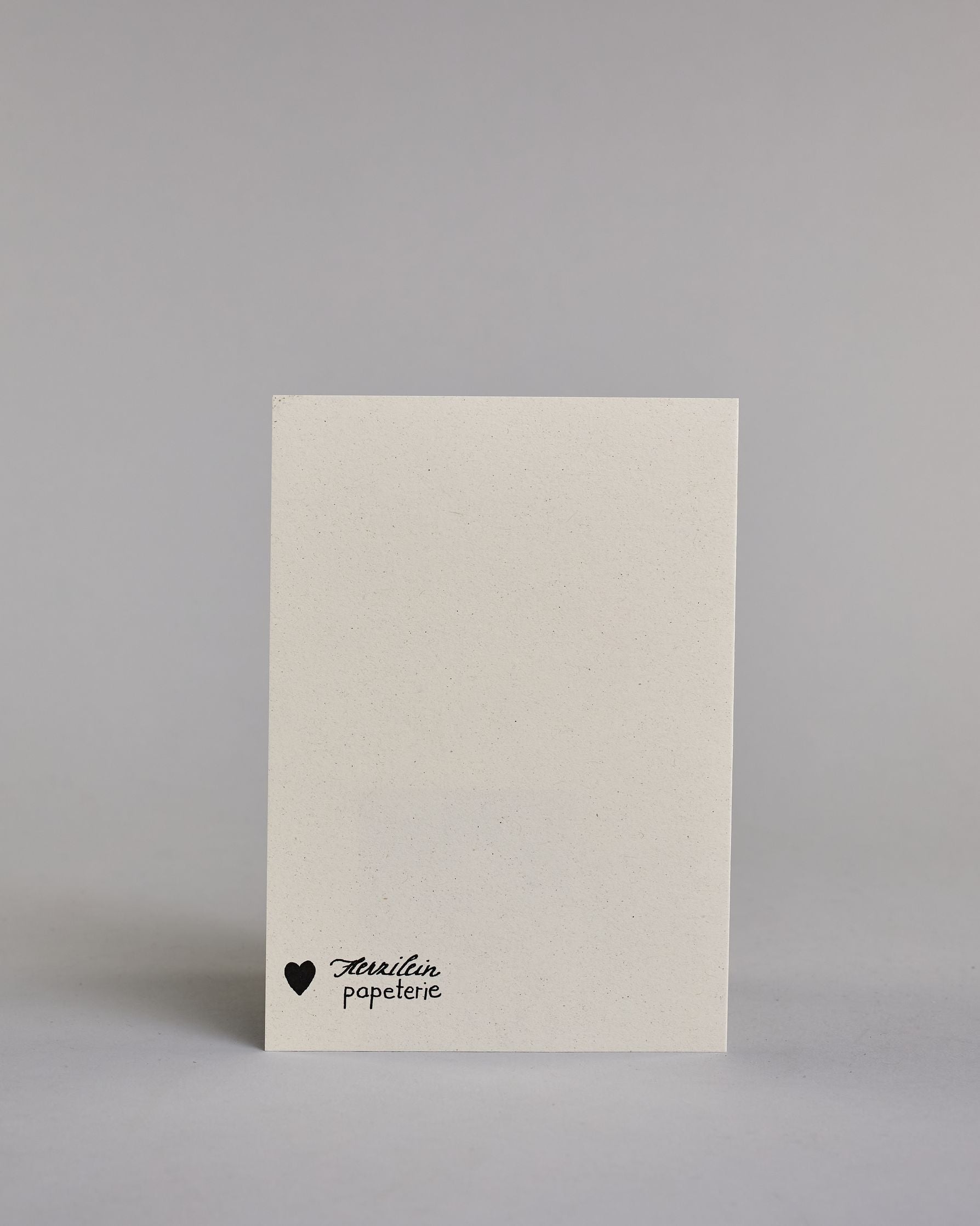 Glückwunschkarte zur Hochzeit in Enlisch mit der Kalligrafieaufschrift "MrMrs congratulations" In großer, geschwungener Schrift mit schwarzen Buchstaben und goldfarbenen Datails steht „Mr Mrs“. Um die Wörter herum sind drei kleine Herzen gezeichnet – eines links unten, eines rechts oben am „r“ und eines rechts unten beim „s“.
Darunter, in kleinerer, feiner Schreibschrift, steht das Wort „congratulations“ in Schwarz.  Dazu ein gold-weißes handgeschöpftes Kuvert. #4