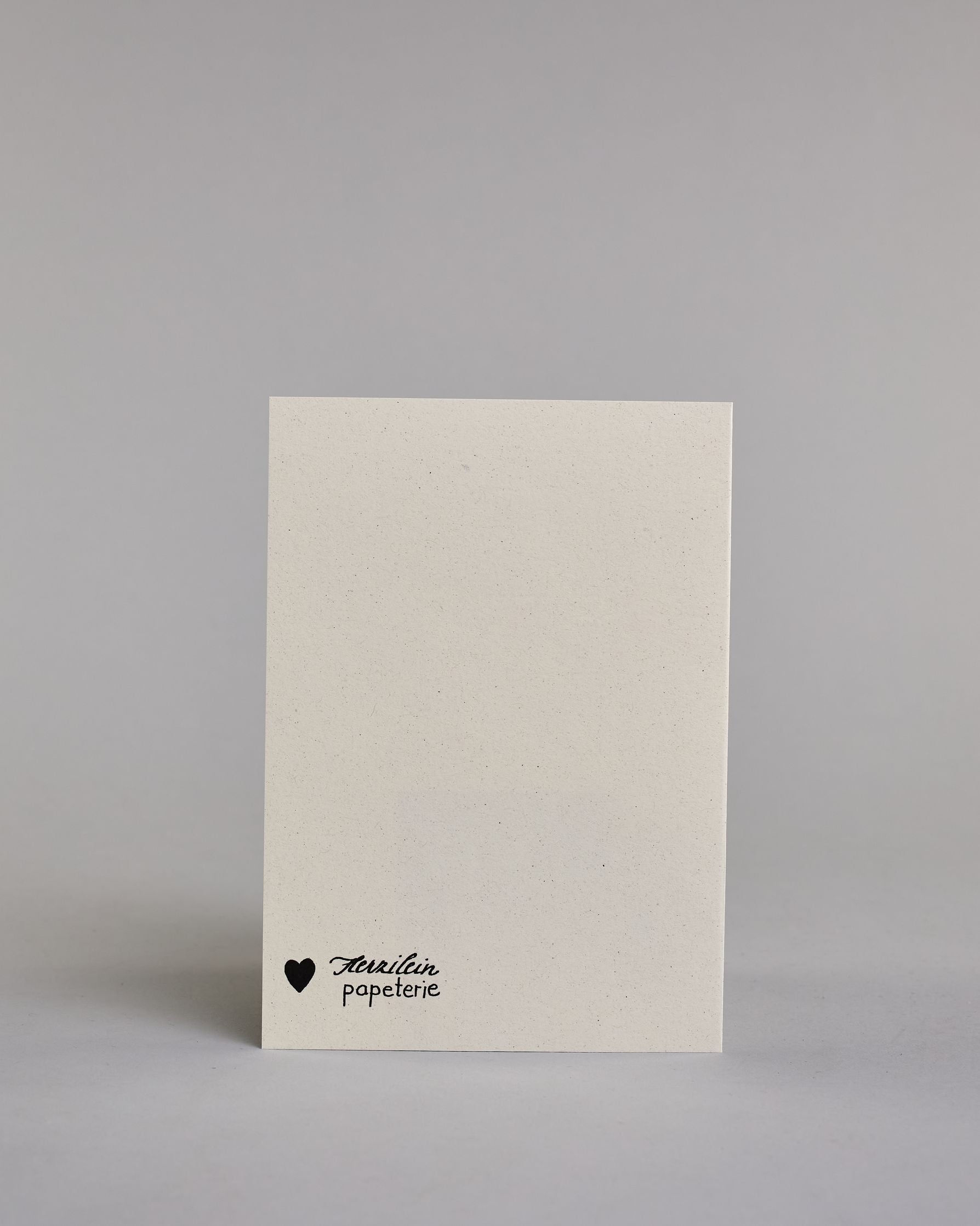 Glückwunschkarte zur Hochzeit in Englisch mit der Kalligrafieaufschrift "just MARRIED congratulations" auf hellem Hintergrund. Oben in schwungvoller schwarzer Schrift steht das Wort „just“. Darunter in größerer, dekorativer Schrift mit goldfarbenen Akzenten das Wort „MARRIED“. Der Punkt vom „I“ ist ein kleines Herz. Am unteren Rand der Karte steht in eleganter, geschwungener schwarzer Schrift „congratulations“. Dazu ein gold-weißes handgeschöpftes Kuvert. #4
