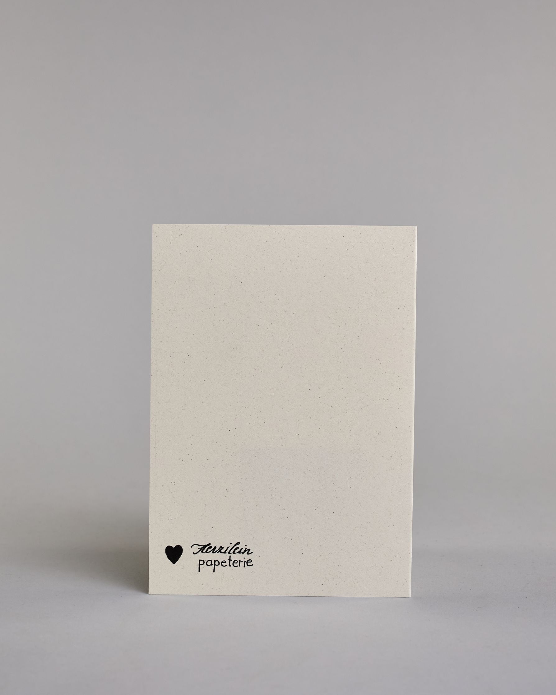 Glückwunschkarte zur Hochzeit in Englisch für zwei Männer mit der Kalligrafieaufschrift "Mr & Mr congratulations" auf hellem Hintergrund. Sie zeigt oben zwei schwarze Schachfiguren in Form von Königen, die mit feinen goldenen Linien akzentuiert sind. Darunter steht in großer, geschwungener schwarzer Schrift mit goldenen Details „Mr & Mr“. Unterhalb davon befindet sich in kleinerer schwarzer Schreibschrift das Wort „congratulations“, eingerahmt von zwei kleinen goldenen Punkten und unterstrichen mit einer g…
