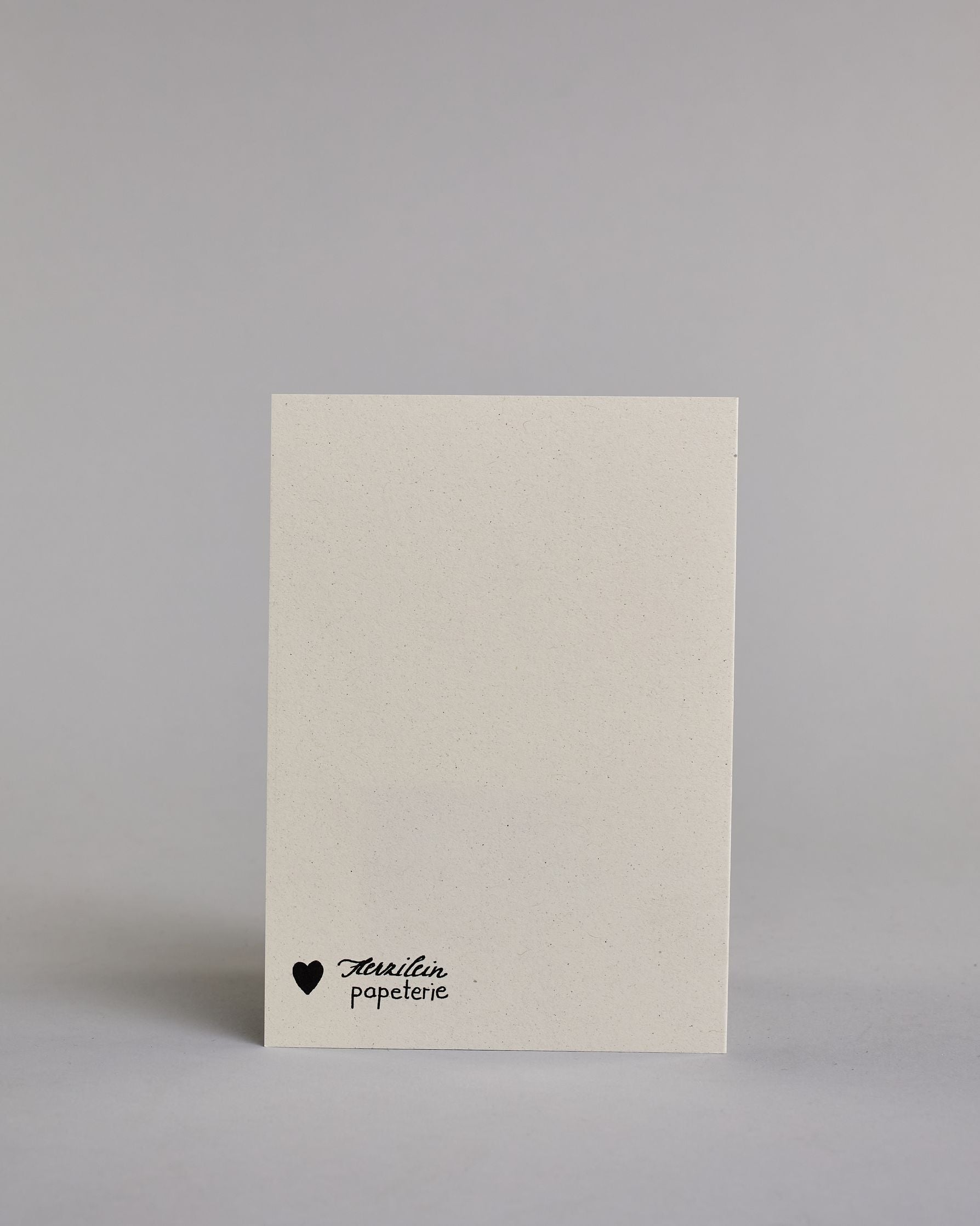 Glückwunschkarte auf Englisch zur Hochzeit für zwei Männer mit der Kalligrafieaufschrift "Two Kings make a pair congratulations" auf hellem Hintergrund. Sie zeigt oben zwei Kronen welche mit Gold verziert sind. Darunter steht in großer, geschwungener schwarzer Schrift mit goldenen Details „Two kings“, darunter mit dünner Kalligraphieschrift "MAKE A PAIR". Unterhalb davon befindet sich in ebenfalls gerader schwarzer Schrift "CONGRATULATIONS" welches sowohl ober- als auch unterhalb prunkvolle horizotale Lini…