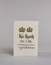 Glückwunschkarte auf Englisch zur Hochzeit für zwei Frauen mit der Kalligrafieaufschrift "Two Queens make a pair congratulations" auf hellem Hintergrund. Sie zeigt oben zwei Kronen welche mit Gold verziert sind. Darunter steht in großer, geschwungener schwarzer Schrift mit goldenen Details „Two Queens“, darunter mit dünner Kalligraphieschrift mit Golddetails "MAKE A PAIR". Unterhalb davon befindet sich ein schwarze prunkvolle horizontale Trennlinie und darunter in geschwungener schwarzer Schreibschrift "co…