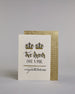 Glückwunschkarte auf Englisch zur Hochzeit für zwei Frauen mit der Kalligrafieaufschrift "Two Queens make a pair congratulations" auf hellem Hintergrund. Sie zeigt oben zwei Kronen welche mit Gold verziert sind. Darunter steht in großer, geschwungener schwarzer Schrift mit goldenen Details „Two Queens“, darunter mit dünner Kalligraphieschrift mit Golddetails "MAKE A PAIR". Unterhalb davon befindet sich ein schwarze prunkvolle horizontale Trennlinie und darunter in geschwungener schwarzer Schreibschrift "co…