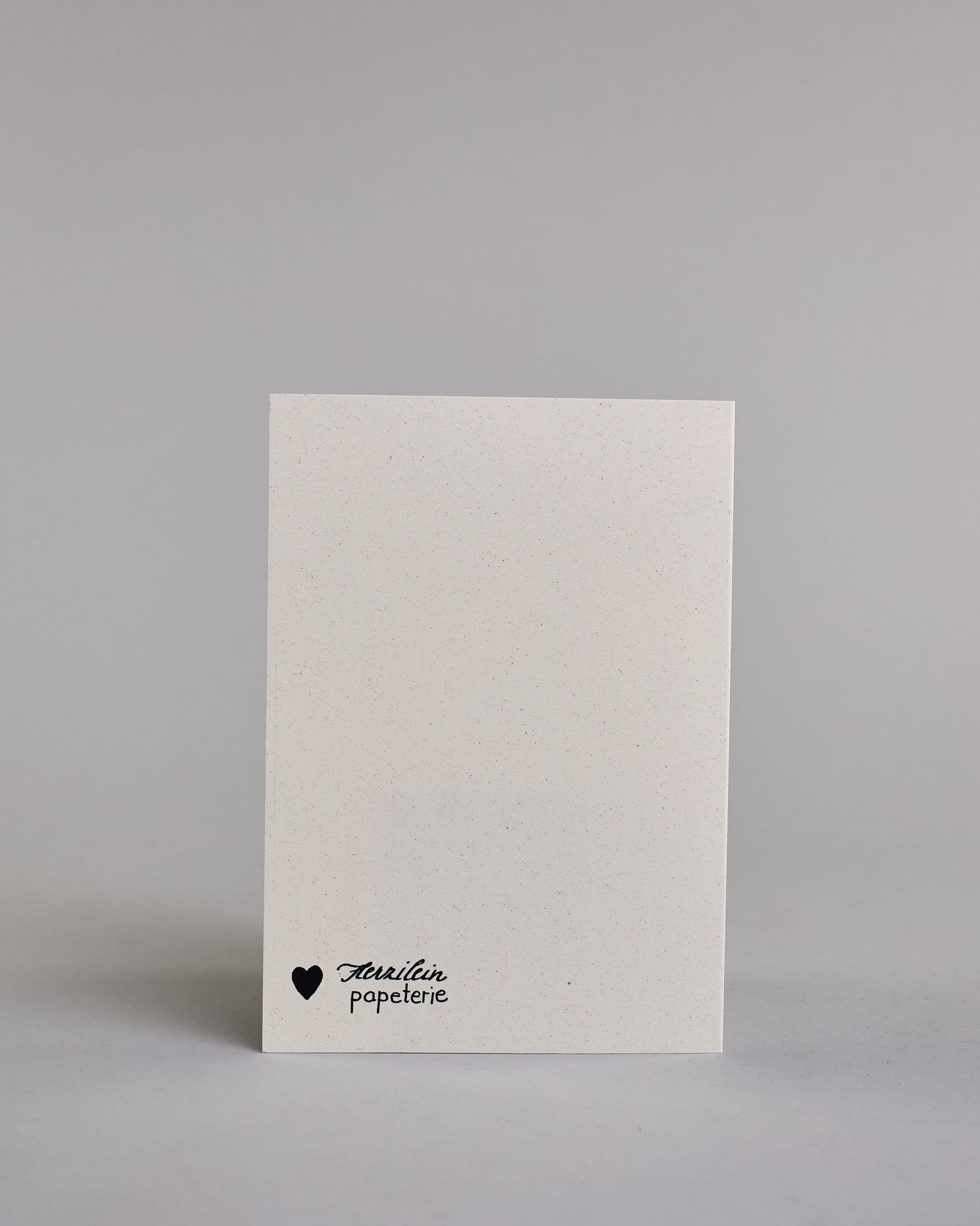 Glückwunschkarte zur Hochzeit mit schwarzer Kalligrafieaufschrift "Alles Liebe zur Hochzeit", darunter eine dreistückige Hochzeitstorte mit rosanen und weißen Blumen geschmückt und einem Brautpaar unter einem Hochzeitsbogen auf der obersten Tortenebene. Der Text "ALLES LIEBE" ist in dünner schwarzer Kalligraphieschrift, darunter das "zur Hochzeit" in geschwungener schwarzer Schreibschrift und alles ist auf hellem Hintergrund. Dazu ein weißes handgeschöpftes Kuvert. #4