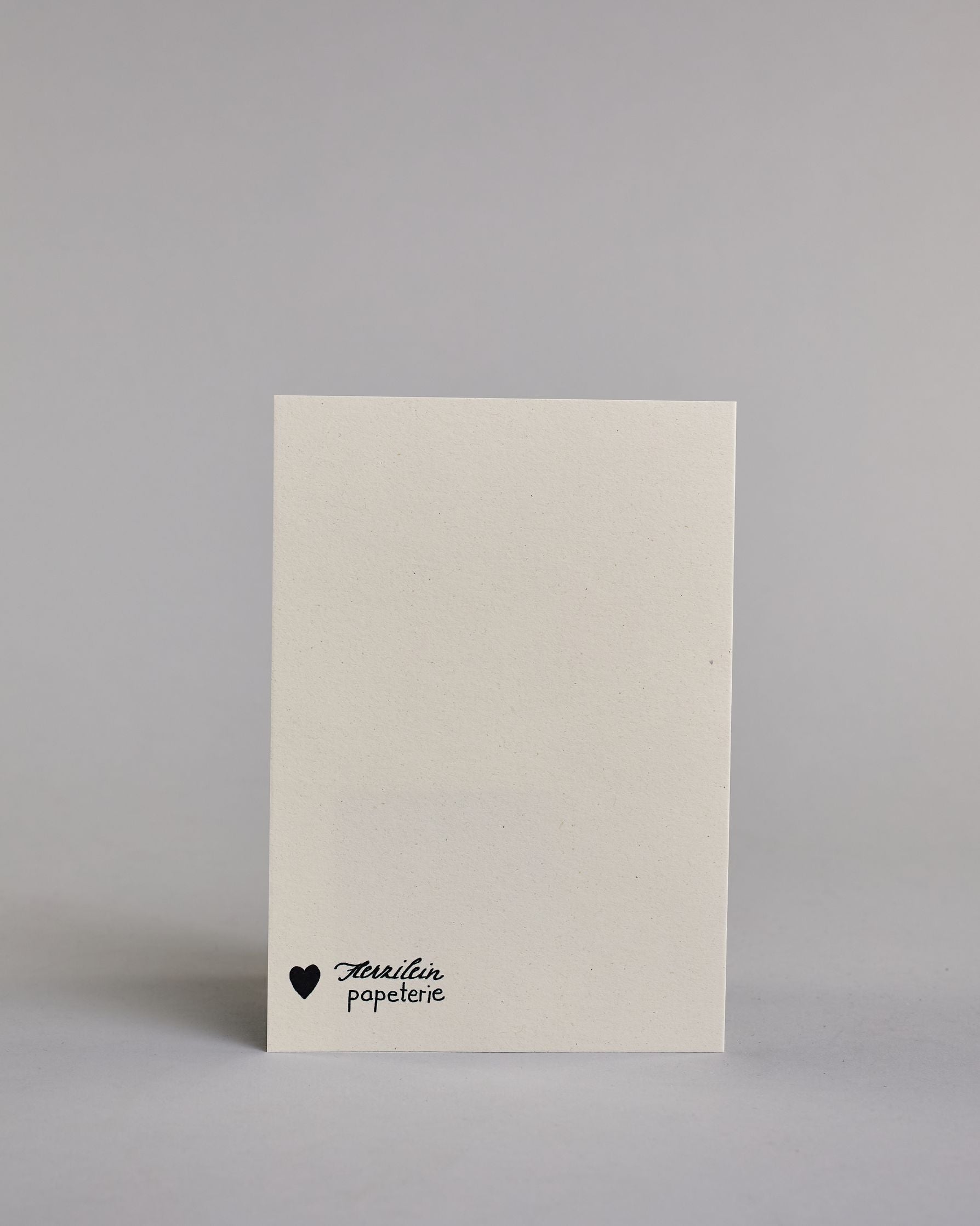 Glückwunschkarte auf Englisch zur Hochzeit mit schwarzer Kalligrafieaufschrift "just married", darunter ein schwarzer Anzug und rechts daneben ein weißes Hochzeitskleid. Der Text "just married" ist in geschwungener schwarzer Kalligraphieschrift und zieht sich von ganz links nach ganz rechts über die Karte, außerdem befindet sich im Schwung der Schrift in der Mitte der beiden Worte ein Herz und alles ist auf hellem Hintergrund. Dazu ein weißes handgeschöpftes Kuvert. #4