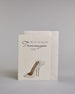 Klappkarte mit der Aufschrift "Willst du meine Trauzeugin sein?" in schwarzer Schrift auf hellem Hintergrund. Darunter ist ein eleganter weißer High Heel mit einer großen Schleife an der Ferse abgebildet. Der Text ist in drei Zeilen verfasst. "WILLST DU" ist in dünner schwarzer Kalligraphieschrift über dem Wort "Trauzeugin", welches in großer geschwungener Schreibschrift gestaltet ist, dargestellt. Darunter ist in ebenfalls dünner Kalligrafieschrift "SEIN?". Alles ist auf hellem Hintergrund und dazu kommt…