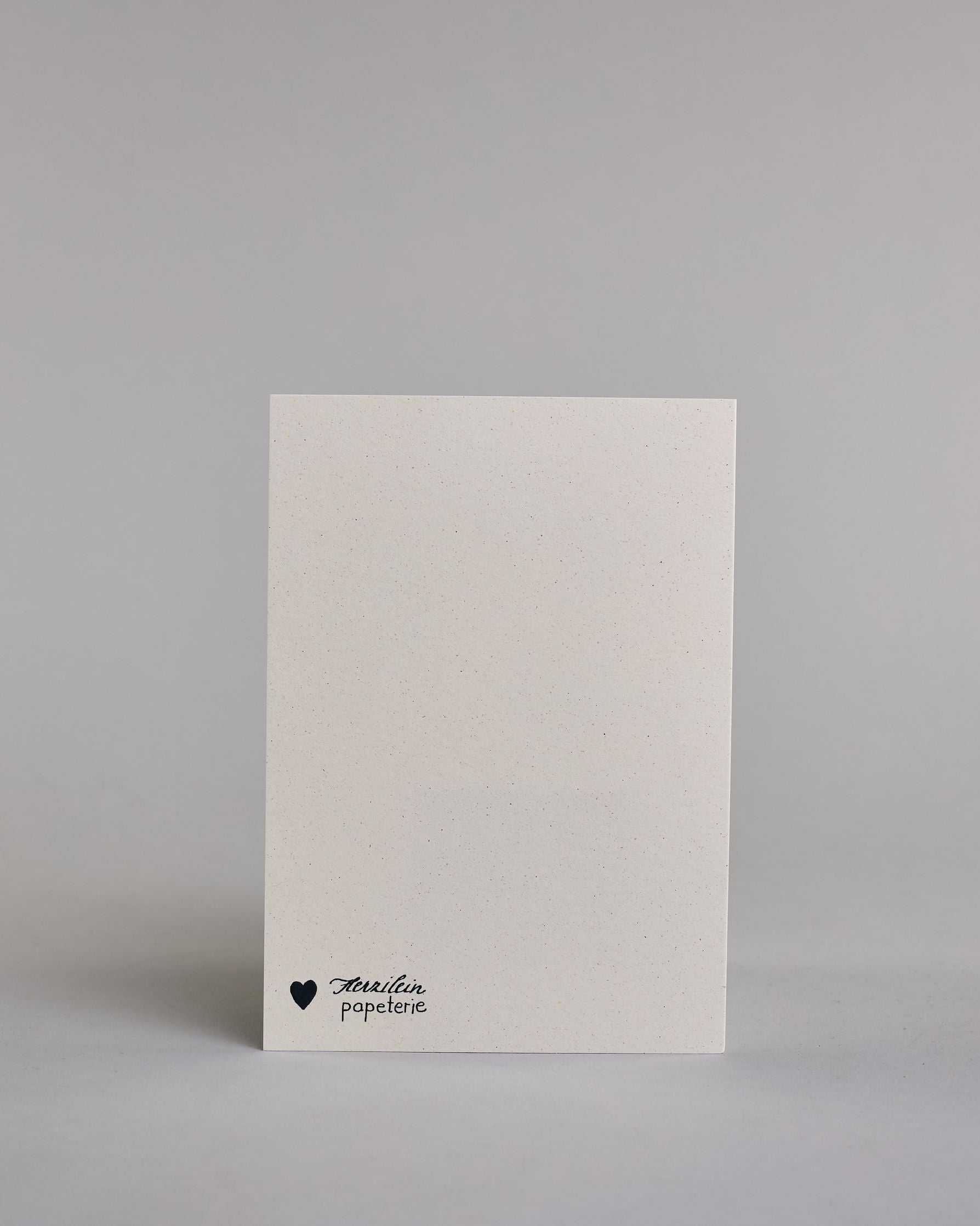 Glückwunschkarte zur Hochzeit mit bordeauxfarbener Kalligrafieaufschrift "Alles Liebe zur Hochzeit". Zwischen den Zeilen "ALLES LIEBE", welche in dünner Schrift gestaltet und der Zeile "zur Hochzeit" welche in geschwungener Schreibschrift gemacht wurde, befinden sich zwei weiße Tauben die gemeinsam mit ihren Schnäbeln ein zartrosanes Herz tragen. Alles ist auf hellem Hintergrund. Dazu ein weißes handgeschöpftes Kuvert. #4