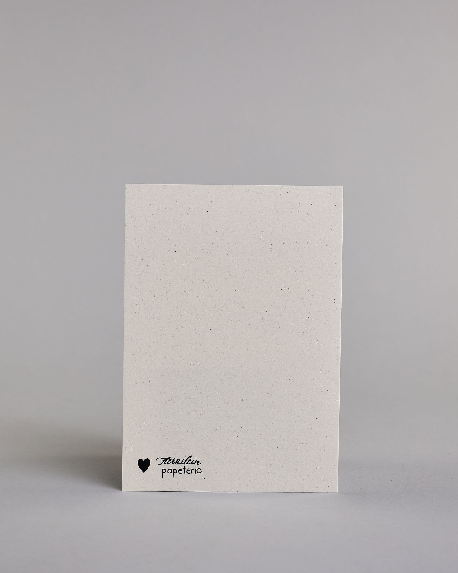 Glückwunschkarte zur Hochzeit mit schwarzer Kalligrafieaufschrift "Zur Hochzeit Alles Liebe". Die Worte "ZUR HOCHZEIT" sind auf zwei Zeilen aufgeteilt und befinden sich in einem Kranz aus rosanen und blauen Wildblumen und grünen und roten Zweigen und Blättern.  Die Schrift ist eine dünne aufrechte Kalligrafieschrift. Unter dem Kranz befinden sich die Worte "Alles Liebe" in schwarzer geschwungener Schreibschritf. Alles ist auf hellem Hintergrund. Dazu ein weißes handgeschöpftes Kuvert. #4