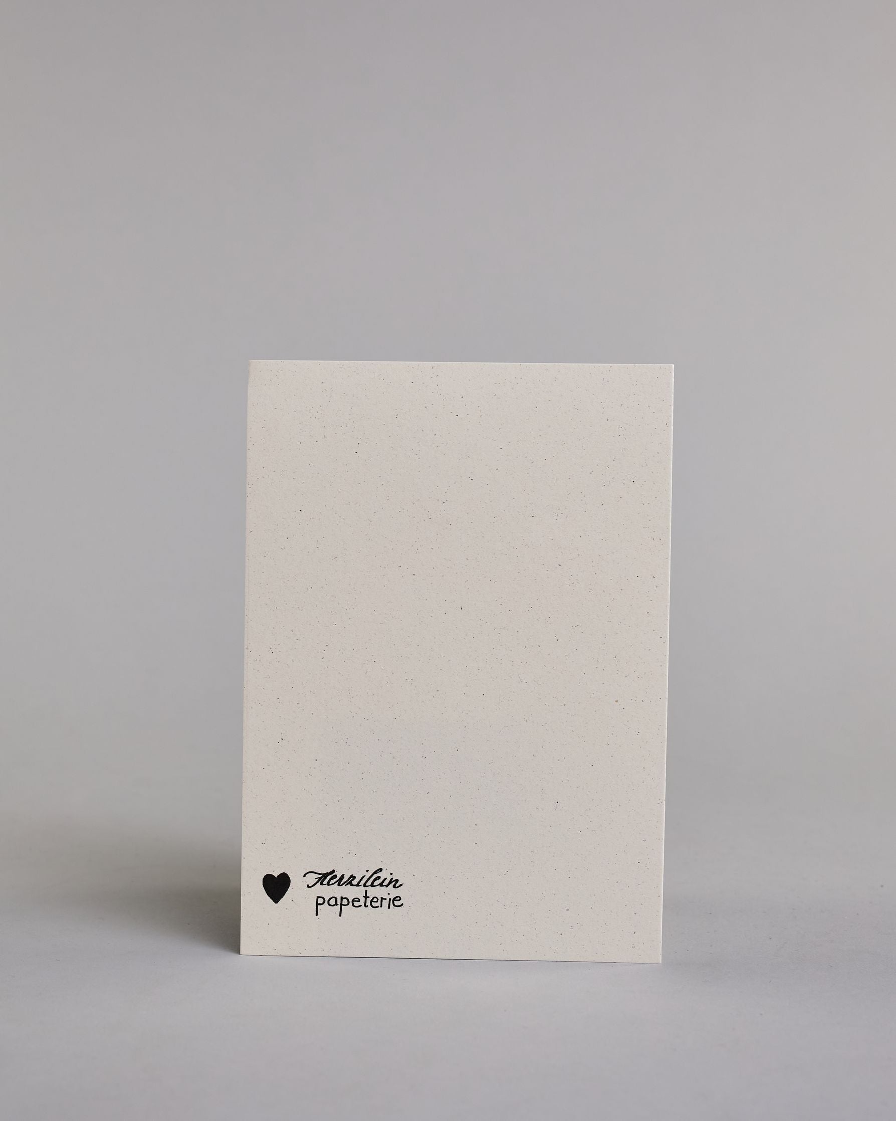 Klappkarte für Liebende mit schwarzer Kalligrafieaufschrift "Ich hab's gut. Ich hab dich" mit einem rotem aufgeklebtem Herz auf hellem Hintergrund. Die Schrift ist auf 4 Zeilen aufgeteilt. "ICH", darunter "HAB'S GUT.", darunter "ICH HAB" alles in einer dünnen geraden Kalligrafieschrift, darunter "dich" in einer geschwungenen Schreibschrift. Die Schrift ist eher linksbündig, das Herz klebt auf Höhe der ersten Zeile, mit dem "ICH" rechts auf der Karte.  Dazu ein rot-weißes handgeschöpftes Kuvert. #4