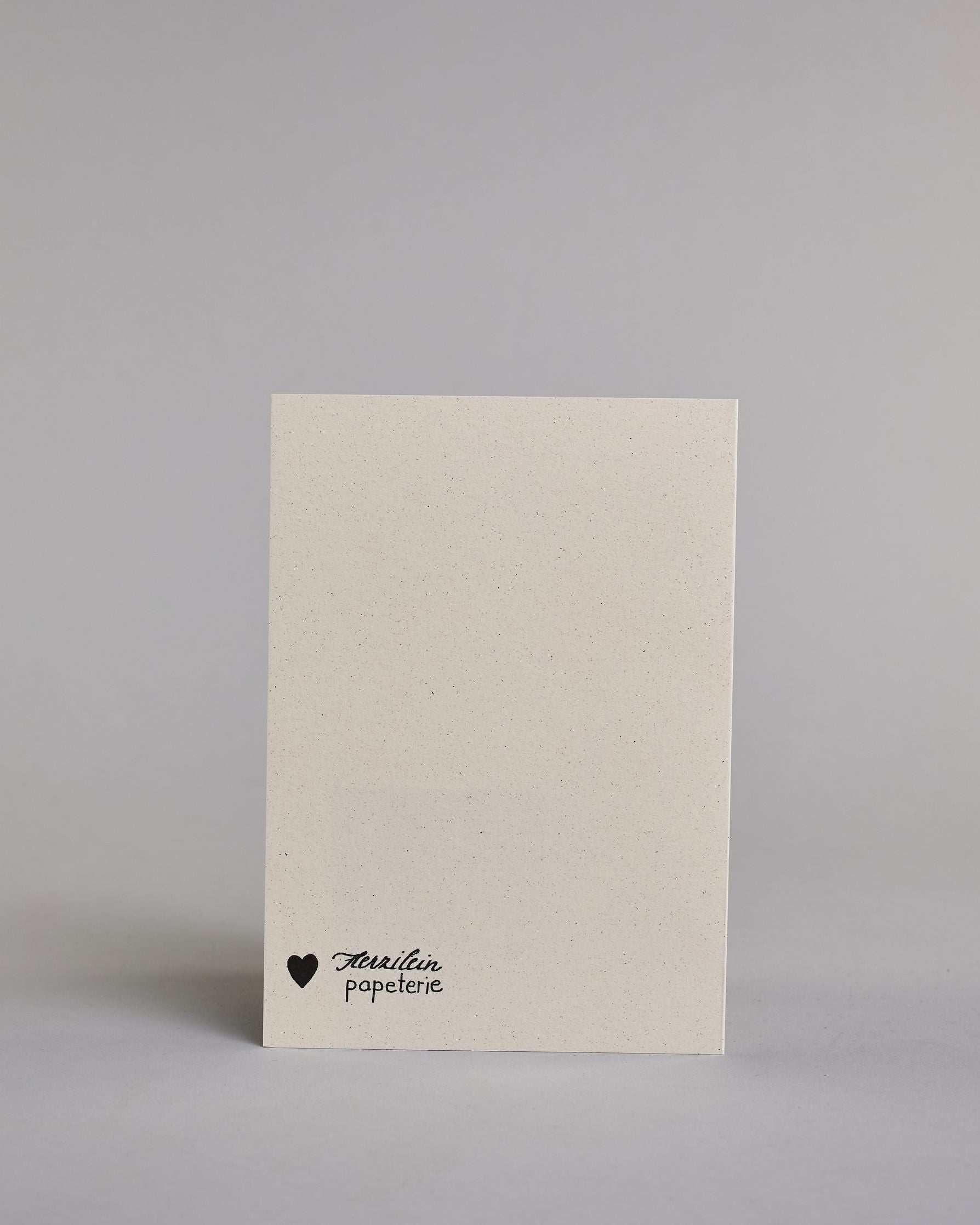 Klappkarte für Liebende mit schwarzer Kalligrafieaufschrift "Ihr habt es gut. Ihr habt euch. " mit zwei roten aufgeklebten Herzen auf hellem Hintergrund. Die Schrift ist auf 4 Zeilen aufgeteilt. "IHR", darunter "HABT ES GUT.", darunter "IHR HABT" alles in einer dünnen geraden Kalligrafieschrift, darunter "Euch" in einer geschwungenen Schreibschrift. Die Schrift ist eher linksbündig, die Herzeb kleben auf Höhe der ersten Zeile, mit dem "IHR" rechts auf der Karte, sie sind leicht versetzt übereinander angebr…