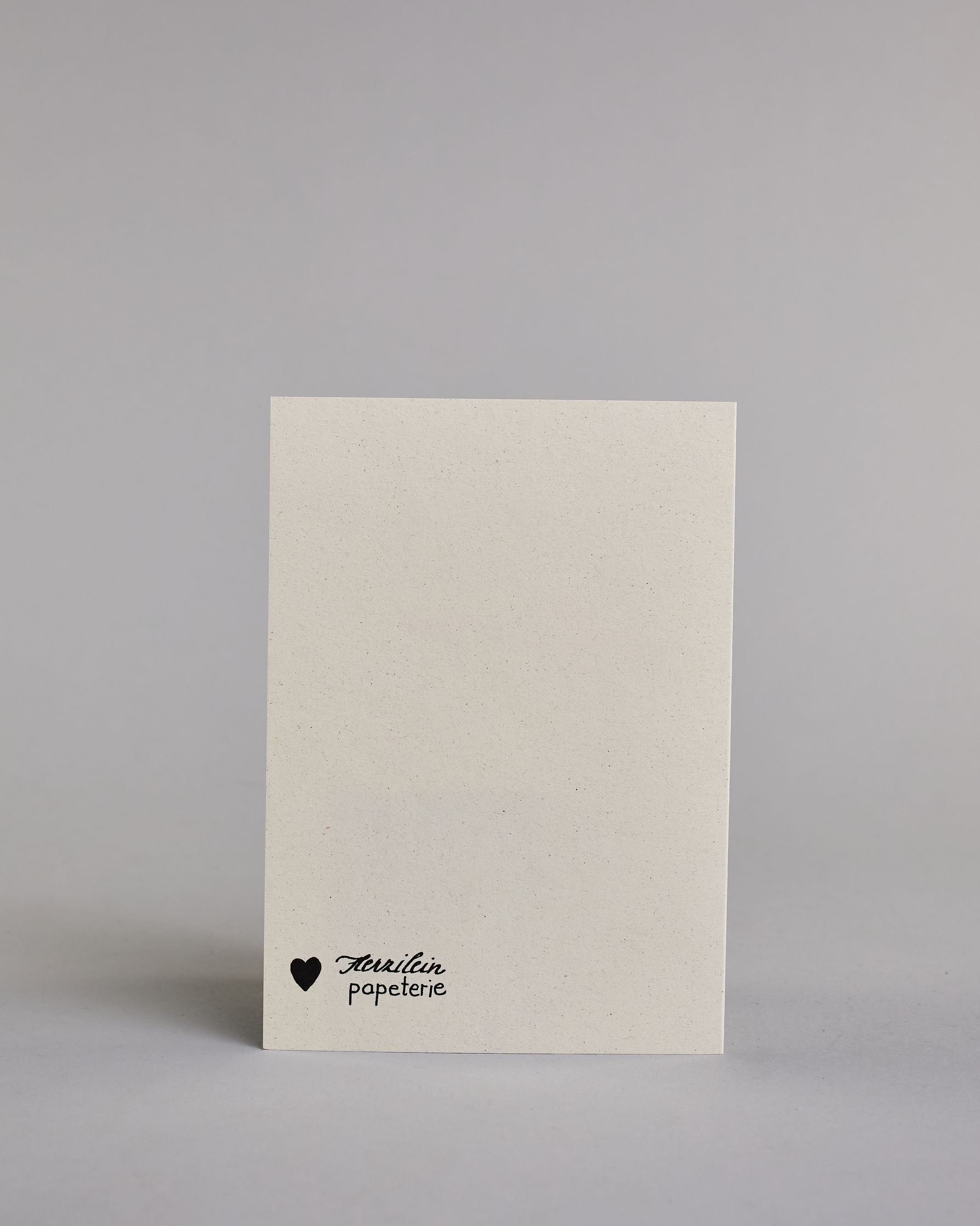 Klappkarte für Liebende mit schwarzer Kalligrafieaufschrift "Jetzt mal ehrlich... zusammen sind wir einfach besser" auf hellem Hintergrund. Die Zeilen gliedern sich wiefolgt: "JETZT MAL", darunter "EHRLICH...", in dünner, geraden Kalligrafieschrift, darunter "zusammen" in geschwungener Schreibschrift, darunter "SIND WIR EINFACH" wieder in dünner gerader Schrift und darunter "besser" wieder geschwungen geschrieben. Dazu ein gold-weißes handgeschöpftes Kuvert. #4