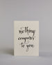 Klappkarte für Liebende auf Englisch mit schwarzer Kalligrafieaufschrift "Nothing compares to you" auf hellem Hintergrund. Der Text ist in folgende drei Zeilen aufgeteilt: "nothing", darunter "compares", darunter "to you", alles ist mit Goldglitzer verziert und in geschwungener Schreibschrift gestaltet. Dazu ein grün-goldenes handgeschöpftes Kuvert. #1