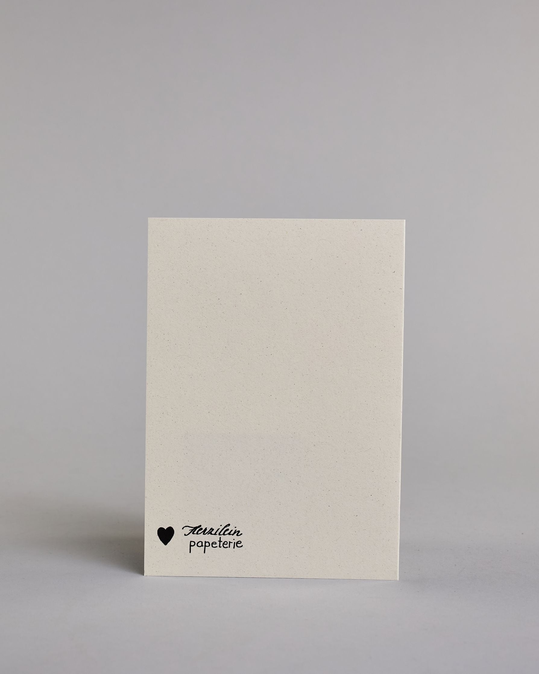 Klappkarte für Liebende auf Englisch mit schwarzer Kalligrafieaufschrift "Nothing compares to you" auf hellem Hintergrund. Der Text ist in folgende drei Zeilen aufgeteilt: "nothing", darunter "compares", darunter "to you", alles ist mit Goldglitzer verziert und in geschwungener Schreibschrift gestaltet. Dazu ein grün-goldenes handgeschöpftes Kuvert. #4