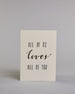 Klappkarte für Liebende auf Englisch mit schwarzer Kalligrafieaufschrift "All of me love all of you" auf hellem Hintergrund. Der Text ist in folgende drei Zeilen aufgeteilt: "ALL OF ME" in dünner gerader Kalligrafieschrift, darunter "loves" in geschwungener Schreibschrift und goldglitzernden Verzierungen, darunter "ALL OF YOU" wieder in gerader, dünner Schrift. Dazu ein weiß-goldenes handgeschöpftes Kuvert. #1