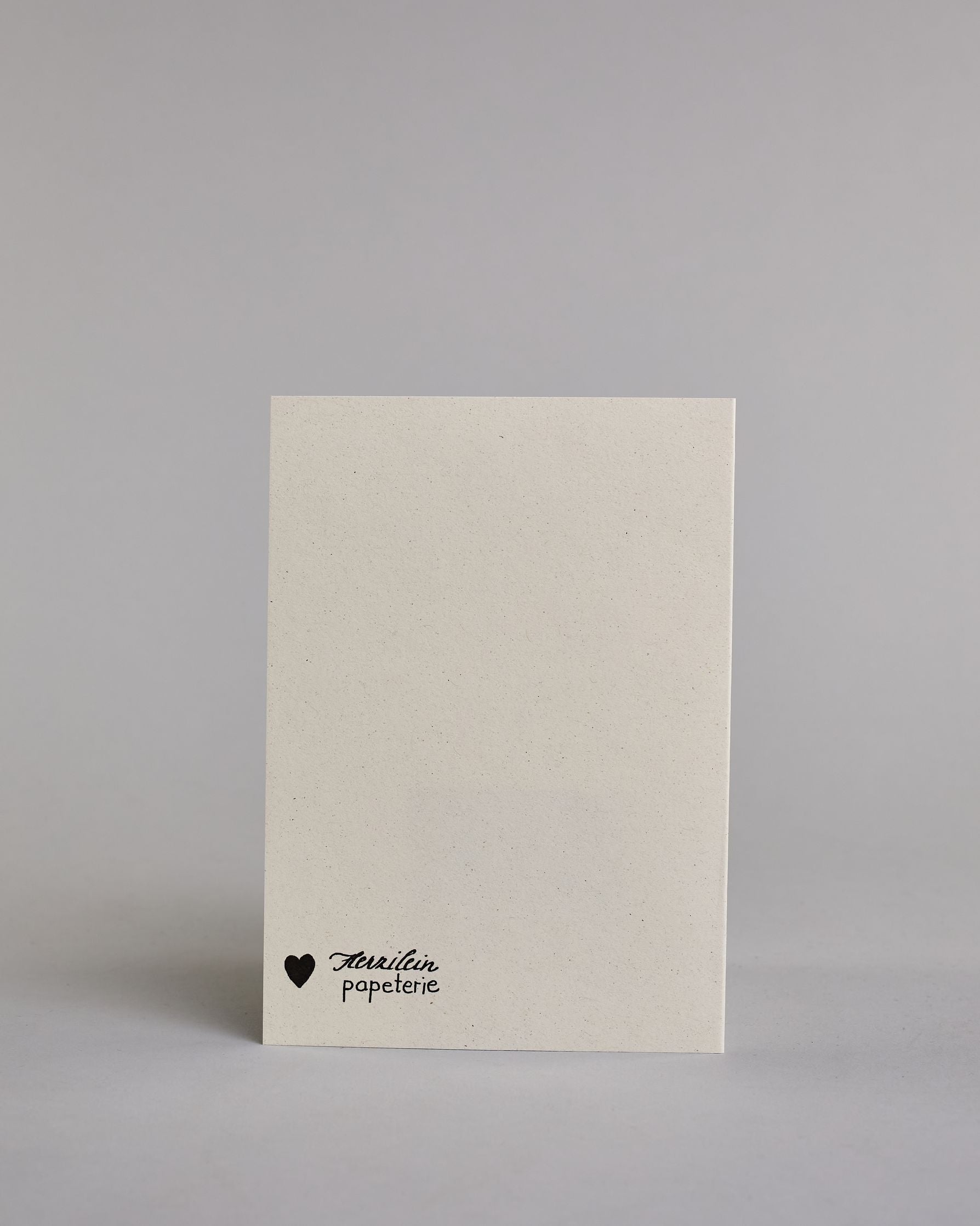 Klappkarte für Liebende auf Englisch mit schwarzer Kalligrafieaufschrift "All of me love all of you" auf hellem Hintergrund. Der Text ist in folgende drei Zeilen aufgeteilt: "ALL OF ME" in dünner gerader Kalligrafieschrift, darunter "loves" in geschwungener Schreibschrift und goldglitzernden Verzierungen, darunter "ALL OF YOU" wieder in gerader, dünner Schrift. Dazu ein weiß-goldenes handgeschöpftes Kuvert. #4