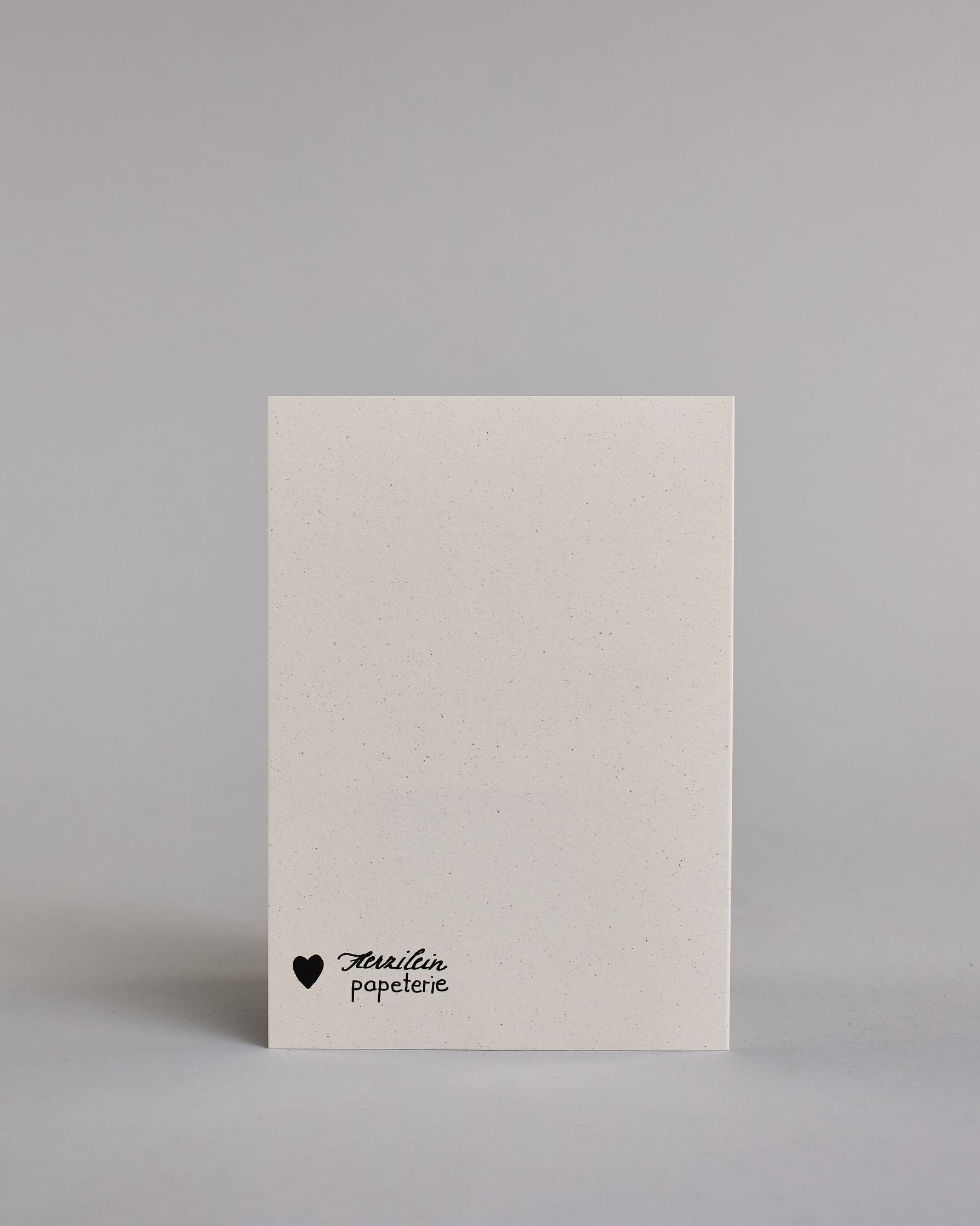 Klappkarte für Liebende auf Englisch mit schwarzer Kalligrafieaufschrift "You are simply the best" auf hellem Hintergrund. Der Text ist in folgende drei Zeilen aufgeteilt: "you are" in geschwungener Schreibschrift, darunter "SIMPLY THE" in gerader dünner Kalligrafieschrift, darunter "best" in der gleichen geschwungenen Schreibschrift wie in der ersten Zeile. Dazu ein grün-goldenes handgeschöpftes Kuvert. #4