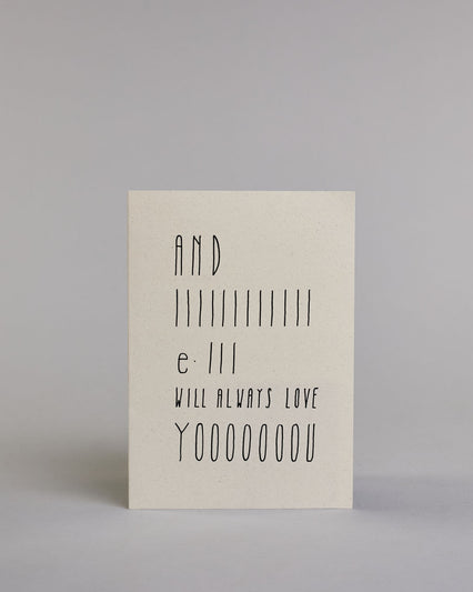 Klappkarte für Liebende auf Englisch mit schwarzer Kalligrafieaufschrift "And I will always love you" auf hellem Hintergrund. Der Text ist in folgende fünf Zeilen aufgeteilt: "AND", darunter "IIIIIIIIIIII", darunter "e-III", darunter "WILL ALWAYS LOVE", darunter "YOOOOOOOU" alle Zeilen sind in der gleichen dünnen geraden Kalligrafieschrift gestaltet und es ist eine Referenz zu dem Bekannten Whitney Houston Song, daher ist das "I" und das "you" in die Länge gezogen. Dazu ein rot-weißes handgeschöpftes Kuver…