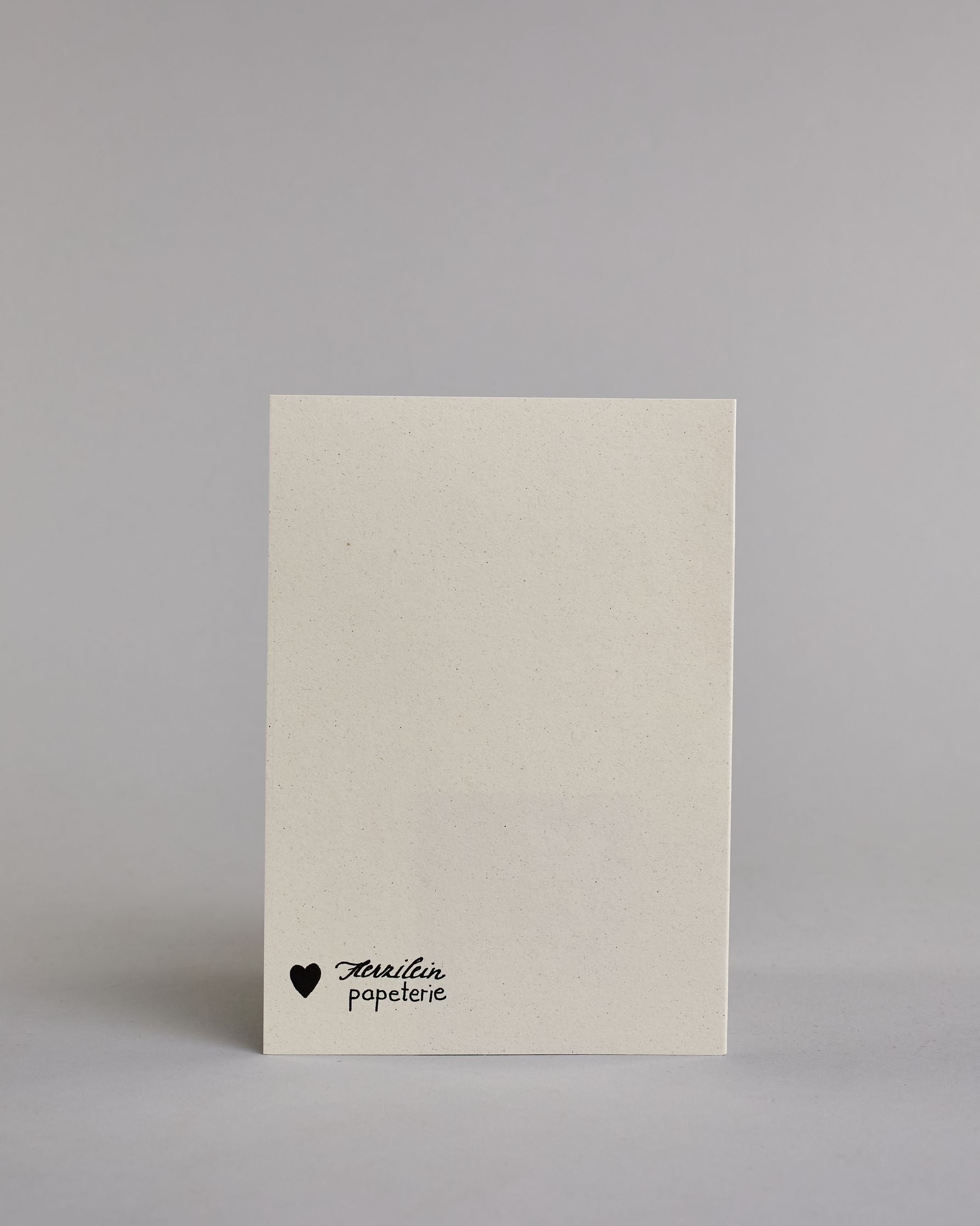 Klappkarte für Liebende mit schwarzer Kalligrafieaufschrift "Ich denke wir zwei wären das perfekte Durcheinander" auf hellem Hintergrund. Der Text ist in folgende vier Zeilen aufgeteilt: "ICH DENKE," in dicken geraden Kalligrafieschrift die weiß ausgemalt ist, darunter "WIR ZWEI" in einer geraden Kalligrafieschrift, darunter "wären das perfekte" in einer dünnen kleinen Schreibschrift, darunter "Durcheinander" in einer größeren Schreibschrift gestaltet . Dazu ein weiß-goldenes handgeschöpftes Kuvert. #4