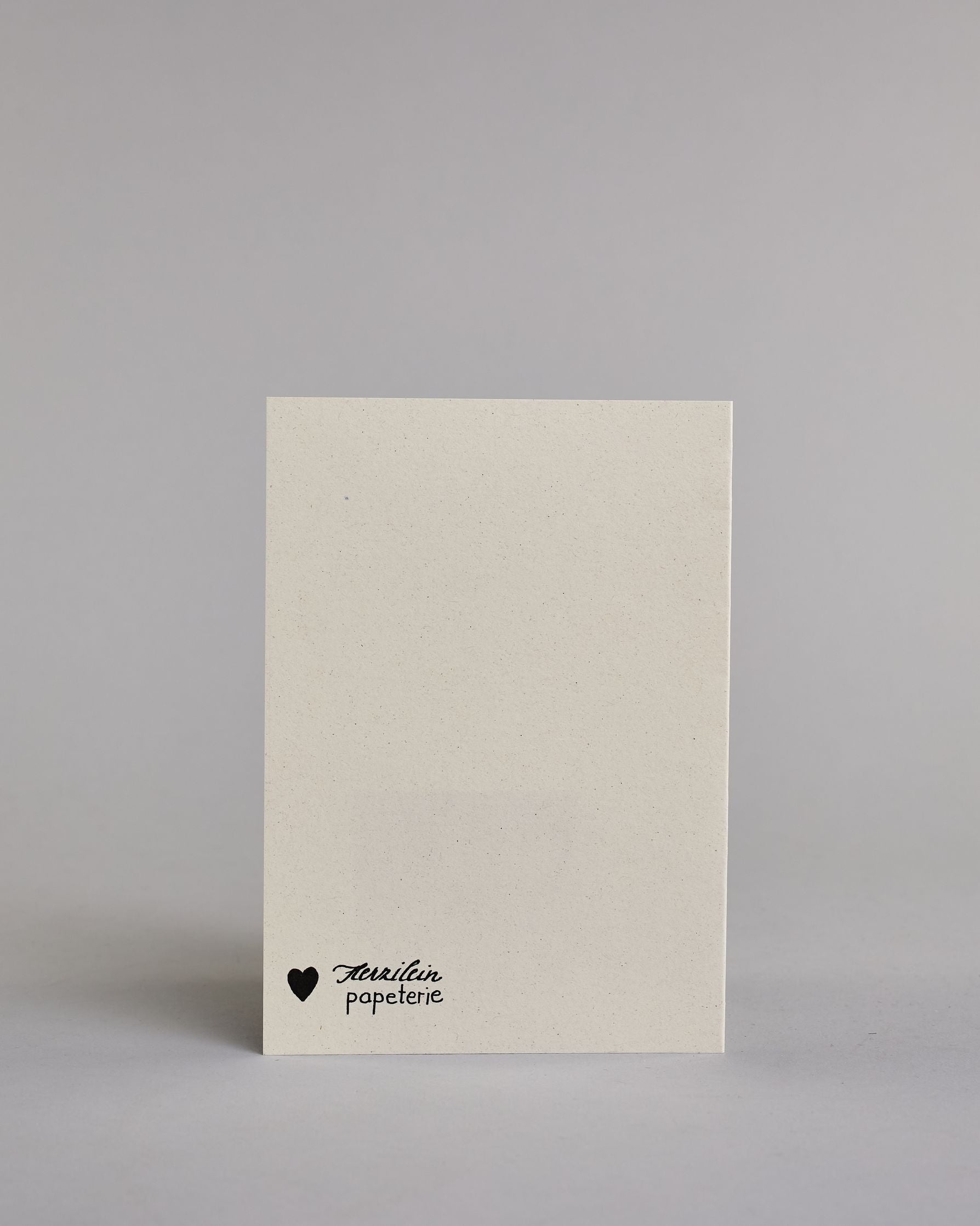 Klappkarte für Liebende in Englisch mit schwarzer Kalligrafieaufschrift "You are my greatest adventure" auf hellem Hintergrund. Der Text ist in folgende drei Zeilen aufgeteilt: "you are" in geschwungener Schreibschrift und glitzernden Punkten in der Mitte der Buchstaben als Verzierung, darunter "MY GREATEST" in verspielter gerader Kalligrafieschrift, darunter "adventure" in der gleichen Schreibschift wie in der ersten Zeile, hier ist der Text jedoch komplett gold verziert. Dazu ein gold-weißes handgeschöpf…