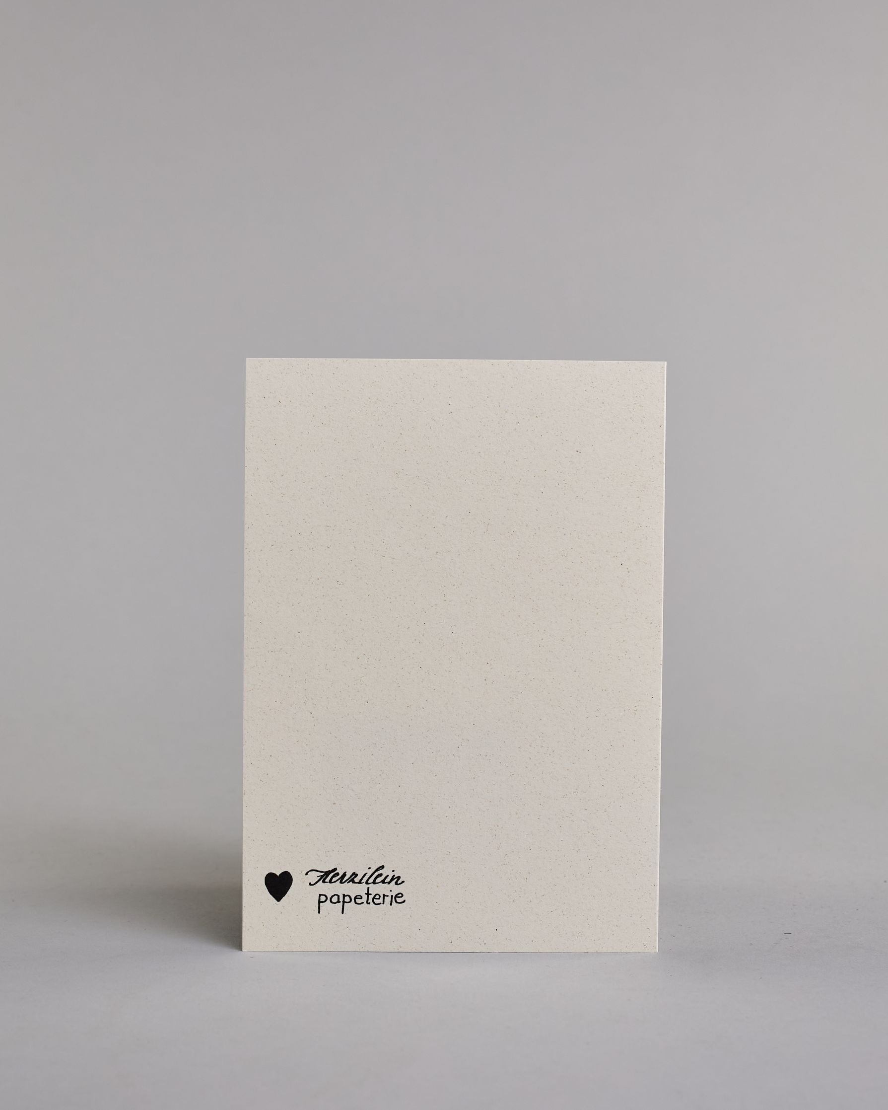 Klappkarte für Liebende in Englisch mit schwarzer Kalligrafieaufschrift "Always & Forever" mit verschnörkelten Verzierungen über und unter dem Text auf hellem Hintergrund. Der Text ist in folgende drei Zeilen aufgeteilt: "always", darunter "&", darunter "forever" alles ist in einer verschnörkelten Schreibschrift mit punktueller goldener und Glitzerverzierung gestaltet. Dazu ein gold-weißes handgeschöpftes Kuvert. #4