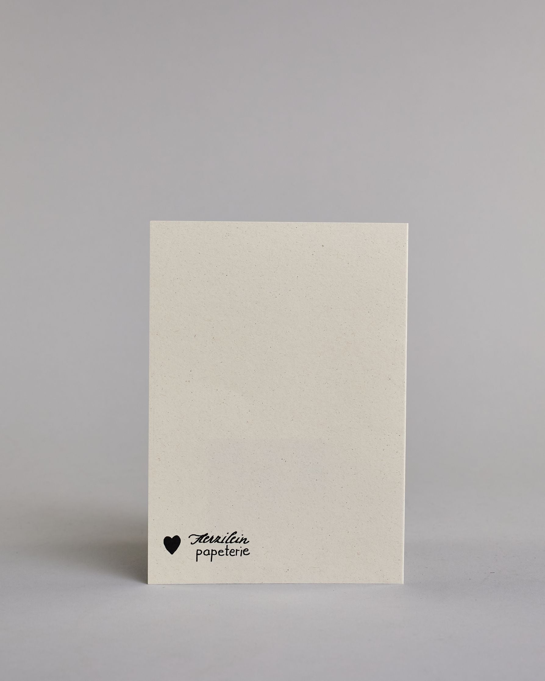 Klappkarte für Liebende in Englisch mit schwarzer Kalligrafieaufschrift "I love every moment with you!" auf hellem Hintergrund. Der Text ist in folgende vier Zeilen aufgeteilt: "I love" in verschnörkelter Schreibschrift mit glitzernden Punkten auf dem Wort "love", darunter "EVERY" in verspielter gerader Kalligrafieschrift, darunter "moment" größer gehalten in einer dickeren Schreibschrift, darunter "with you!" in der gleichen Schrift wie das Wort "EVERY". Dazu ein grün-goldenes handgeschöpftes Kuvert. #4