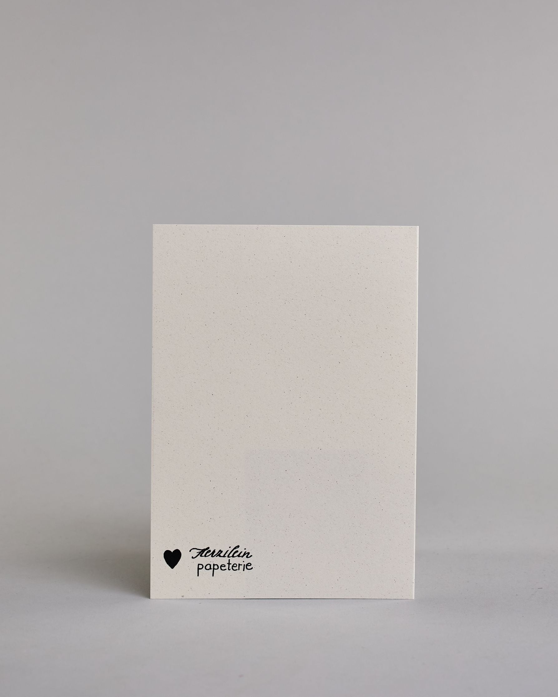 Klappkarte für Liebende in Englisch mit schwarzer Kalligrafieaufschrift "I love you" auf hellem Hintergrund. Der Text ist in drei Zeilen mit jeweils einem Wort aufgeteilt und in einer kunstvollen Schreibschrif gestaltet. Dazu ein grün-goldenes handgeschöpftes Kuvert. #4