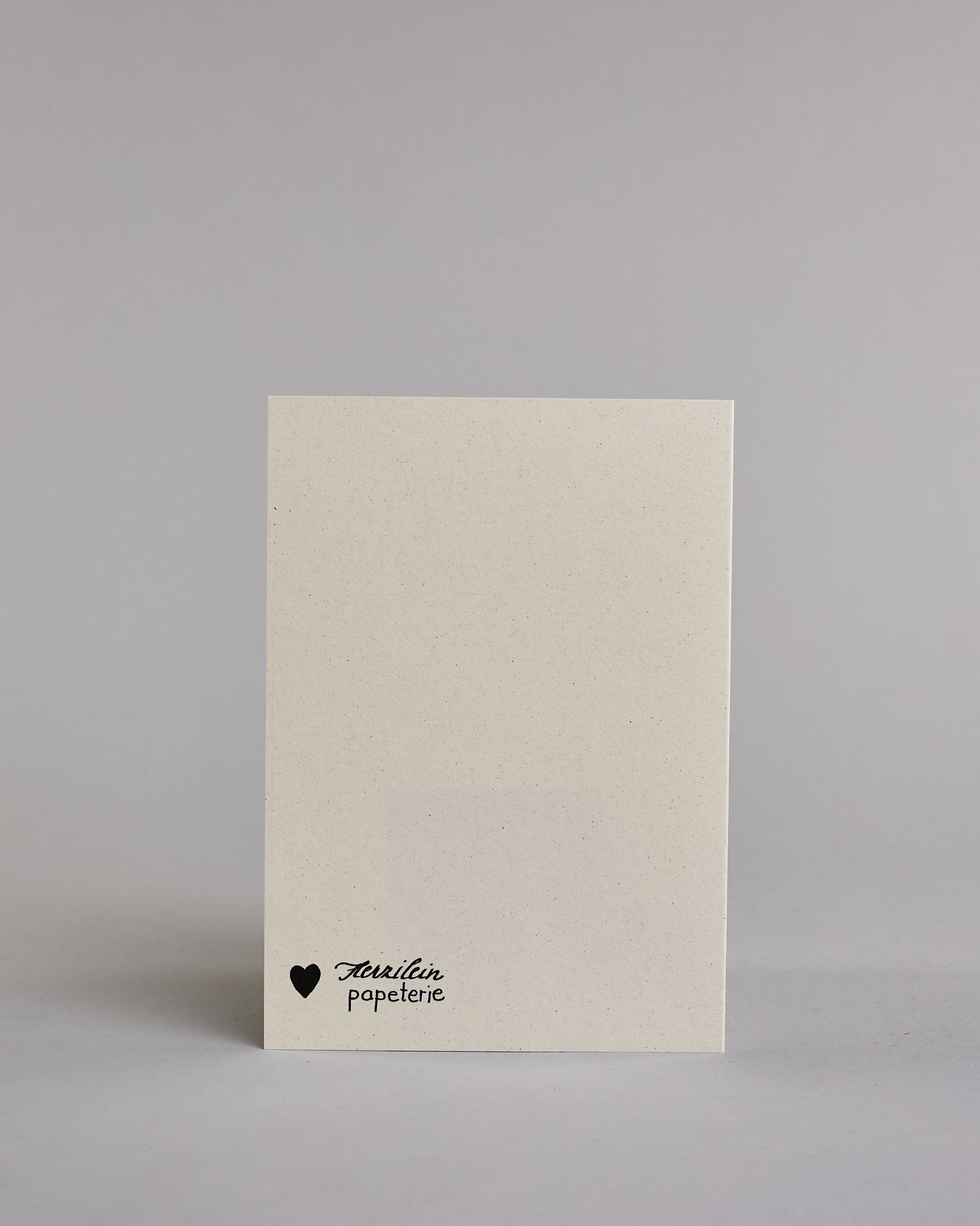 Klappkarte für Liebende mit schwarzer Kalligrafieaufschrift "Du bist mein Jackpot!" mit gezeichnetem Tic-Tac-Toe Herzen statt Kreisen in der mittleren Reihe die das Spiel gewinnen auf hellem Hintergrund. Der Text ist in folgende zwei Zeilen aufgeteilt: "DU BIST MEIN" in verspielter gerader Kalligrafieschrift, darunter das Tic-Tac-Toe Spiel, die Herzen sind gold bemalt, darunter "JACKPOT!" in der gleichen Schrift wie die erste Zeile, nur etwas größer gestaltet und mit punktueller Glitzerverzierung in der Mi…