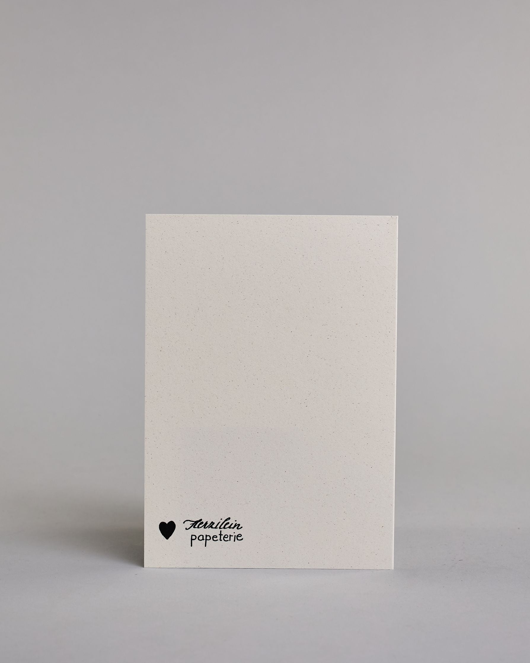 Klappkarte für Liebende auf Englisch mit schwarzer Kalligrafieaufschrift "You are amazing remeber that!" auf hellem Hintergrund. Der Text ist in folgende vier Zeilen aufgeteilt: "YOU ARE" in dünner gerader Kalligrafieschrift, darunter "amazing" in großer Schreibschrift und einem Konfettiähnlichen Kranz um das Wort herum, darunter "remember that!", in dünner kleiner Schreibschrift. Dazu ein handgeschöpftes Kuvert. #4