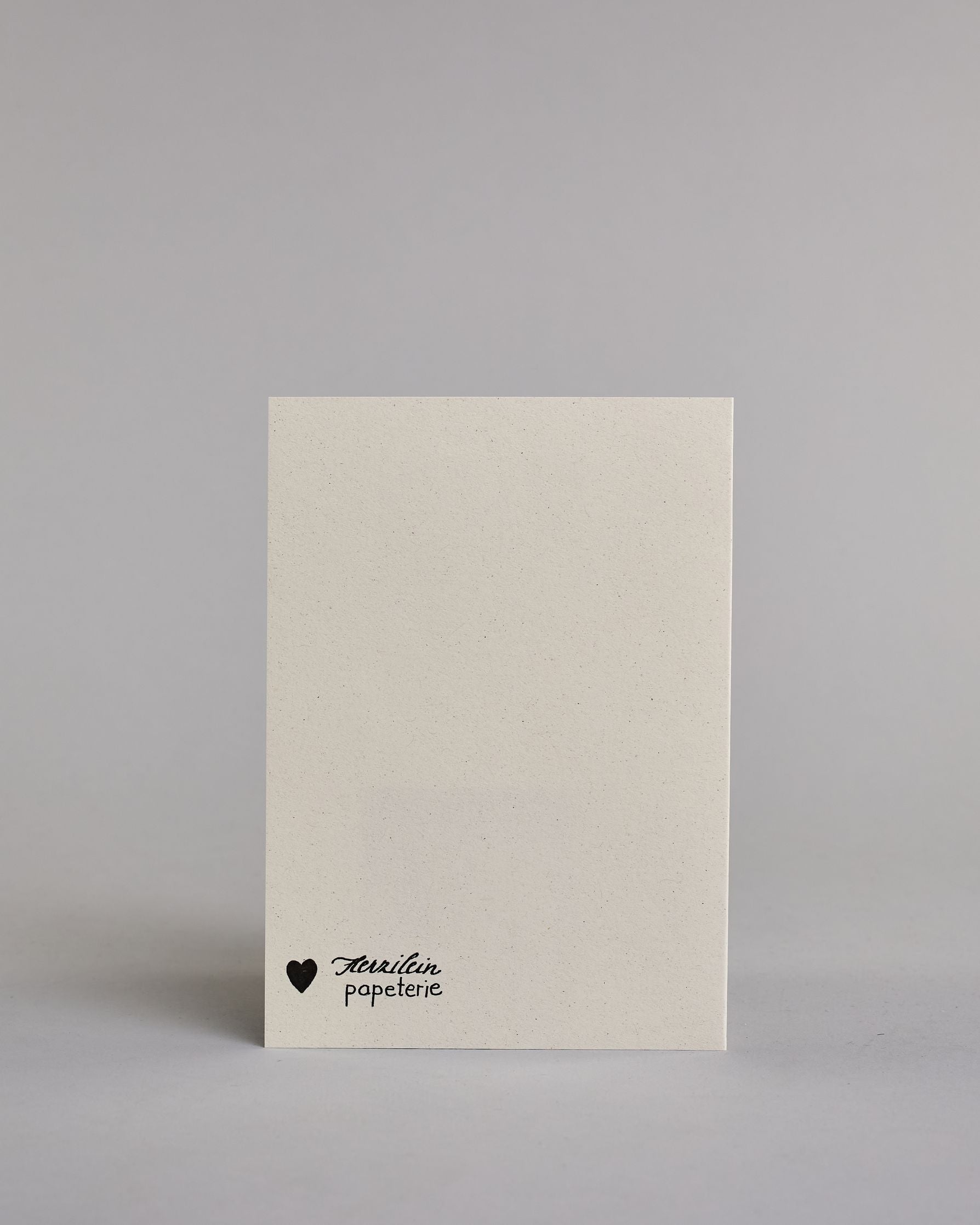 Klappkarte für Liebende auf Englisch mit schwarzer Kalligrafieaufschrift "I could watch you for a lifetime you're my favorite movie" auf hellem Hintergrund. Der Text ist in folgende sechs Zeilen aufgeteilt: "I COULD" in dicker gerader Kalligrafieschrift, darunter "watch" in geschwungener Schreibschrift, darunter "YOU FOR A" in dünner gerader Kalligrafieschrift, darunter "LIFETIME" eingefasst in einem Banner, darunter "you're my favorite" in kleiner Schreibschrift, darunter "MOVIE" in dicken großen Blockbuc…