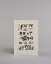 Klappkarte für Liebende auf Englisch mit schwarzer Kalligrafieaufschrift "you're the only fish in the sea for me" mit einem gezeichneten Fisch auf hellem Hintergrund. Der Text ist in folgende fünf Zeilen aufgeteilt: "you're" in geschwungener kunstvoller Kalligrafieschrift, darunter "the" in dünner Schreibschrift zwischen zwei Schnörkeln, darunter "ONLY" in kunstvoller Kalligrafieschrift, darunter eine horizontale Linie, darunter ein kunstvoll gestalteter gezeichneter Fisch, darunter "IN the SEA" in verspie…
