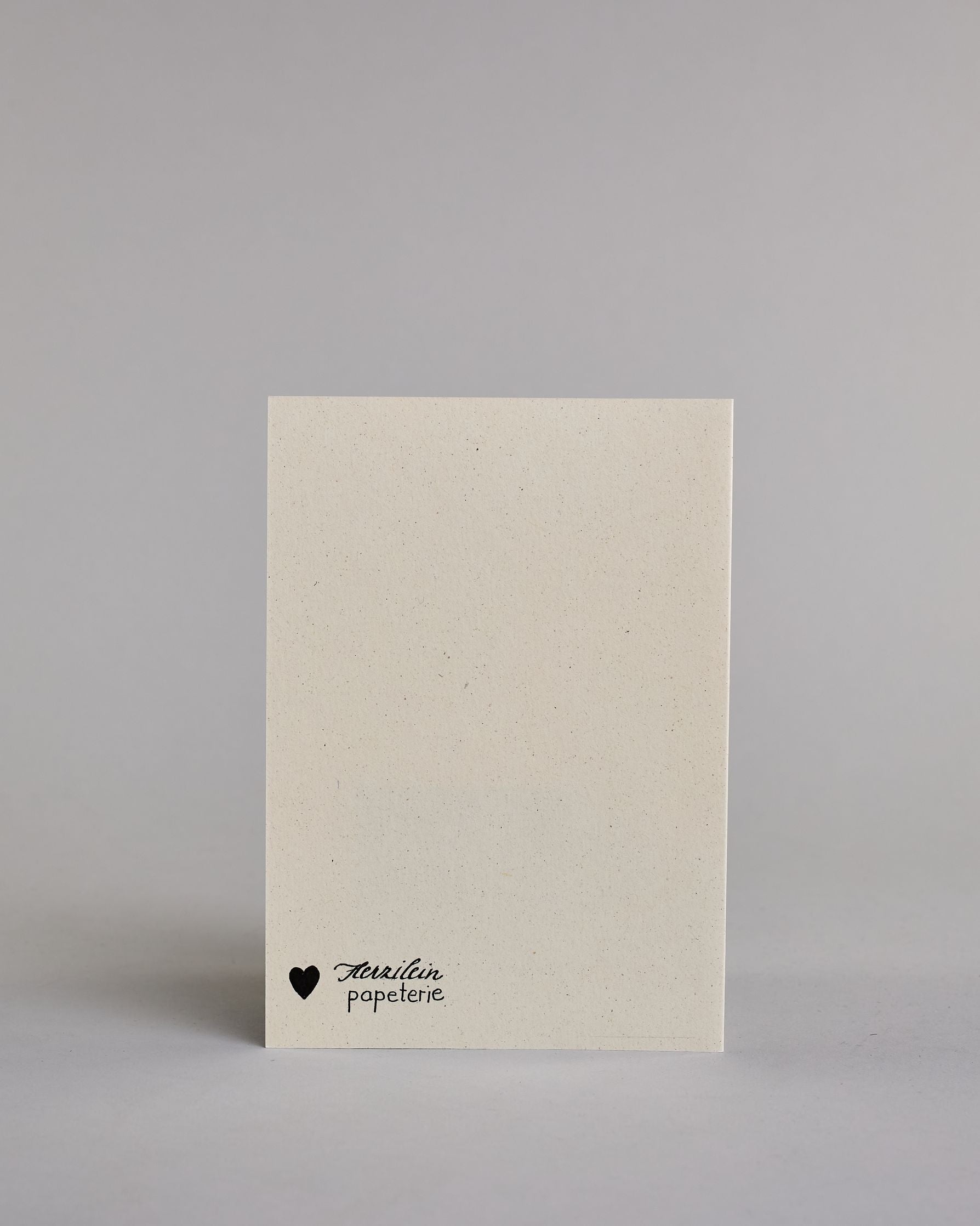 Klappkarte für Liebende auf Englisch mit schwarzer Kalligrafieaufschrift "you're the only fish in the sea for me" mit einem gezeichneten Fisch auf hellem Hintergrund. Der Text ist in folgende fünf Zeilen aufgeteilt: "you're" in geschwungener kunstvoller Kalligrafieschrift, darunter "the" in dünner Schreibschrift zwischen zwei Schnörkeln, darunter "ONLY" in kunstvoller Kalligrafieschrift, darunter eine horizontale Linie, darunter ein kunstvoll gestalteter gezeichneter Fisch, darunter "IN the SEA" in verspie…