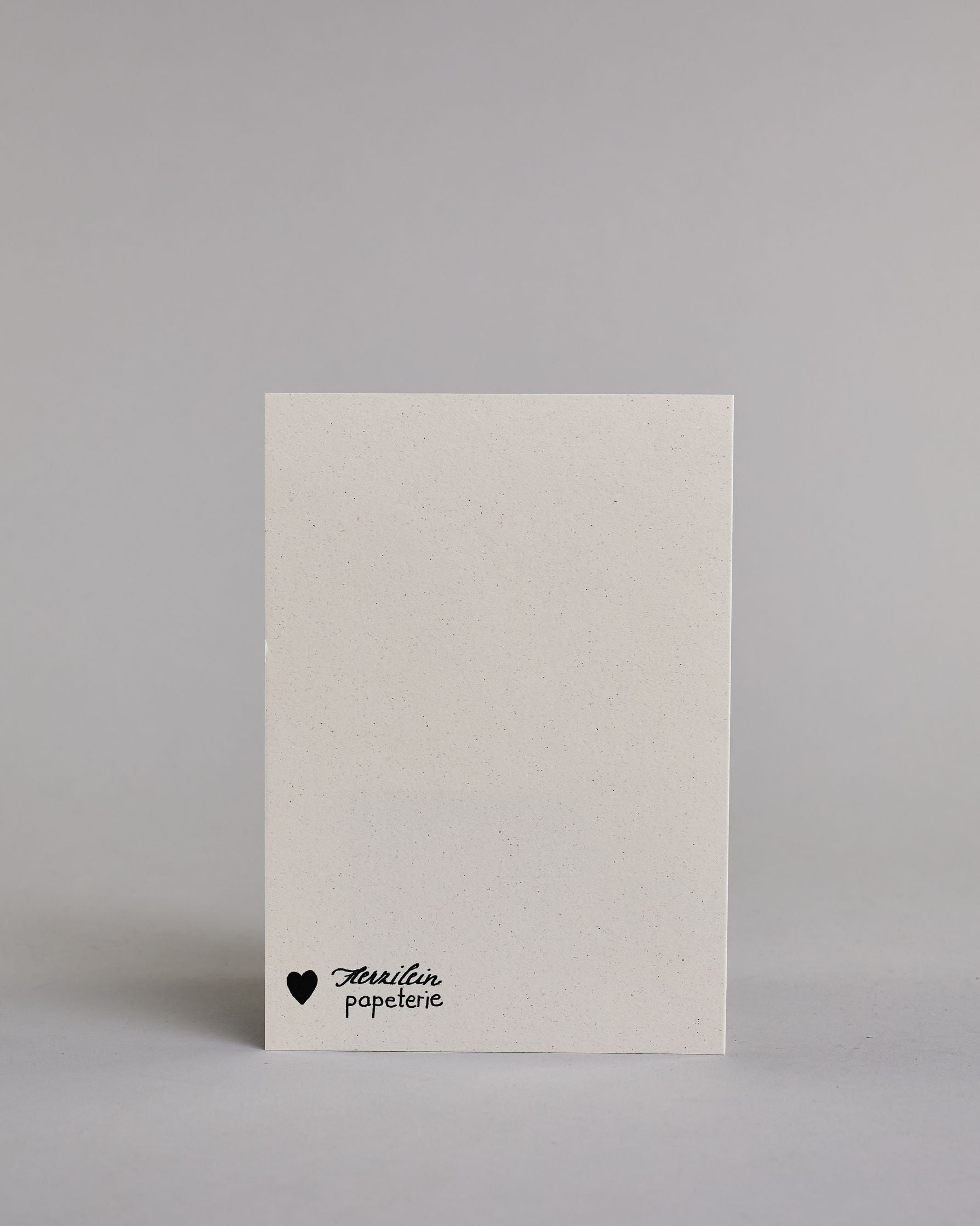 Klappkarte für Liebende auf Englisch mit schwarzer und roter Kalligrafieaufschrift "I met you I liked you I love you I'm keeping you." auf hellem Hintergrund. Der Text ist in folgende vier Zeilen aufgeteilt: "I MET YOU" in schwarzer, darunter "I LIKED YOU" in schwarzer, darunter "I LOVE YOU" in roter, darunter "I'M KEEPING YOU." in schwarzer Schrift, der Punkt hinter dem "YOU" ist ein kleines rotes Herz. Alle Zeile sind in einer Kalligrafieschrit gestaltet die an die tyische Schreibmaschinenschrift erinner…