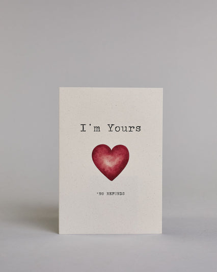 Klappkarte für Liebende auf Englisch mit schwarzer und Kalligrafieaufschrift "I'm yours *no refunds" mit einem Herz im Wasserfarbenstil auf hellem Hintergrund. Der Text ist in folgende zwei Zeilen aufgeteilt: "I'm Yours", darunter das rote Herz, darunter "*NO REFUNDS" beide Textzeilen in tyischer Schreibmaschinenschrift, das "*NO REFUNDS" ist allerdings viel kleiner, wie das Kleingedrukte in einem Vertrag. Dazu ein rot-weißes handgeschöpftes Kuvert. #1