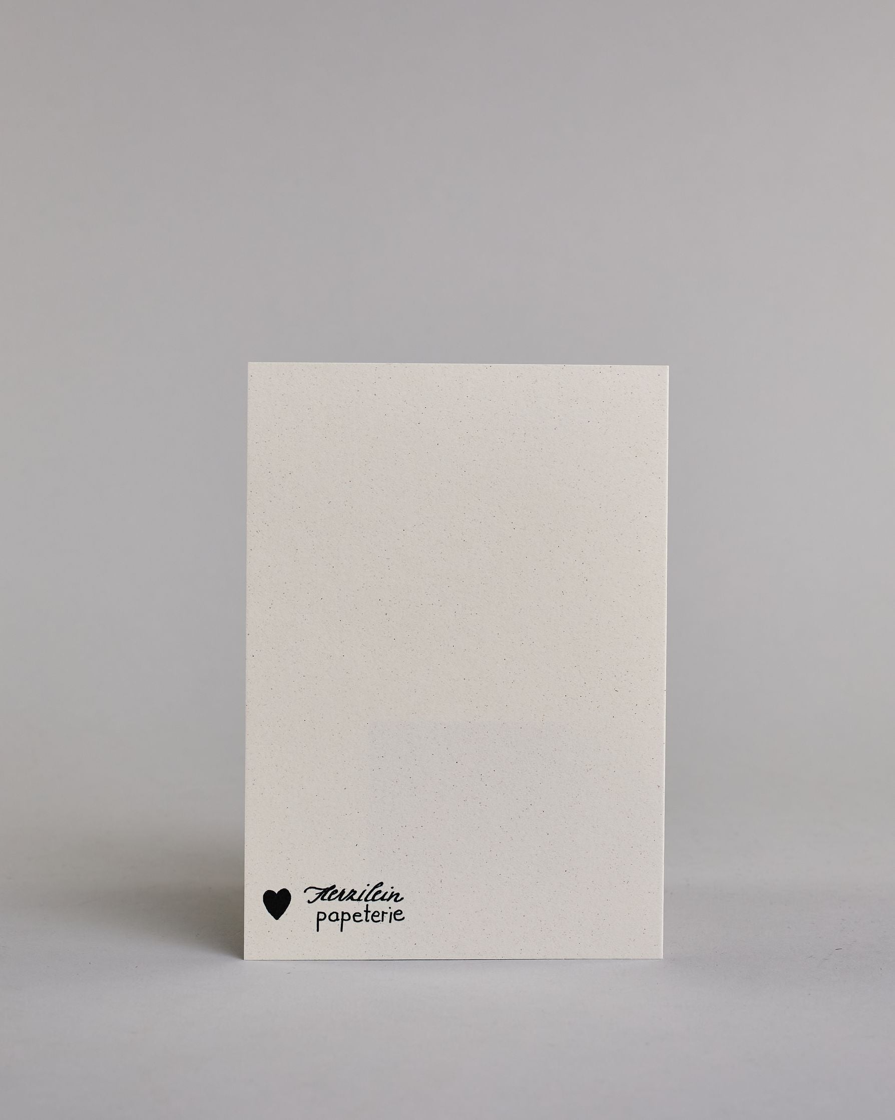 Klappkarte für Liebende auf Englisch mit schwarzer und Kalligrafieaufschrift "My heart is beating for you." mit einem rotem gezeichnetem Herz das einem echten Herz nachempfunden ist, allerdings ist es mit Blüten und Blättern verschönert auf hellem Hintergrund. Der Text ist in folgende zwei Zeilen aufgeteilt: "My heart is beating", darunter "for you." - beide Zeile in typischer Schreibmaschinenschrift, darunter das rote Herz. Dazu ein rot-weißes handgeschöpftes Kuvert. #4