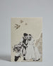 Die Vorderseite der Postkarte im Hochformat vor hellgrauem Hintergrund. Die Postkarte ist im Retro-Stil, gedruckt auf Holzschiffpappe. Im Vordergrund ist ein Hochzeitspaar auf einem Moped geschmückt mit Blumen in Graustufen. Im Hintergrund sind Zeitungsschnippsel und Papier zu sehen.