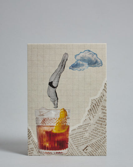 Die Vorderseite der Postkarte im Hochformat vor hellgrauem Hintergrund. Die Postkarte ist im Retro-Stil, gedruckt auf Holzschiffpappe und zeigt einen Schwimmer der in einen Negroni springt. Der Schwimmer ist in Graustuften gedruckt, der Rest bunt. Im Hintergrund sind kariertes Papier und Zeitungsschnippsel zu sehen. 
