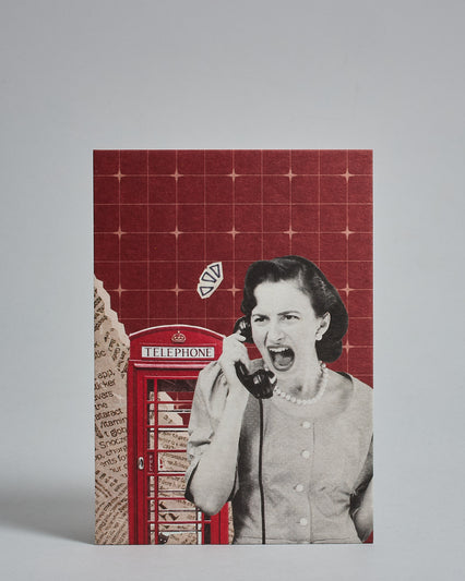Die Vorderseite der Postkarte im Hochformat vor hellgrauem Hintergrund. Die Postkarte ist im Retro-Stil, gedruckt auf Holzschiffpappe und zeigt eine Frau am Telefon in Graustufen vor einer klassisch britischen Telefonzelle. Der Hintergrund ist kariert dunkelrot und besteht zu einem Teil aus einer Seite aus einem alten Buch.