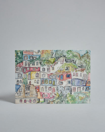 Die Vorderseite der Postkarte im Querformat, gedruckt auf hochwertigem Papier. Diese zeigt das Wiener Hunderwasserhaus gemalt von einer Wiener Künstlerin.