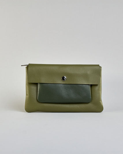 Kosmetiktasche aus Leder mit einem großen grünen Zippfach und einem kleinen dunkelgrünen  Zippfach vorne, darüber eine grüne Lasche mit Druckknopf. #1