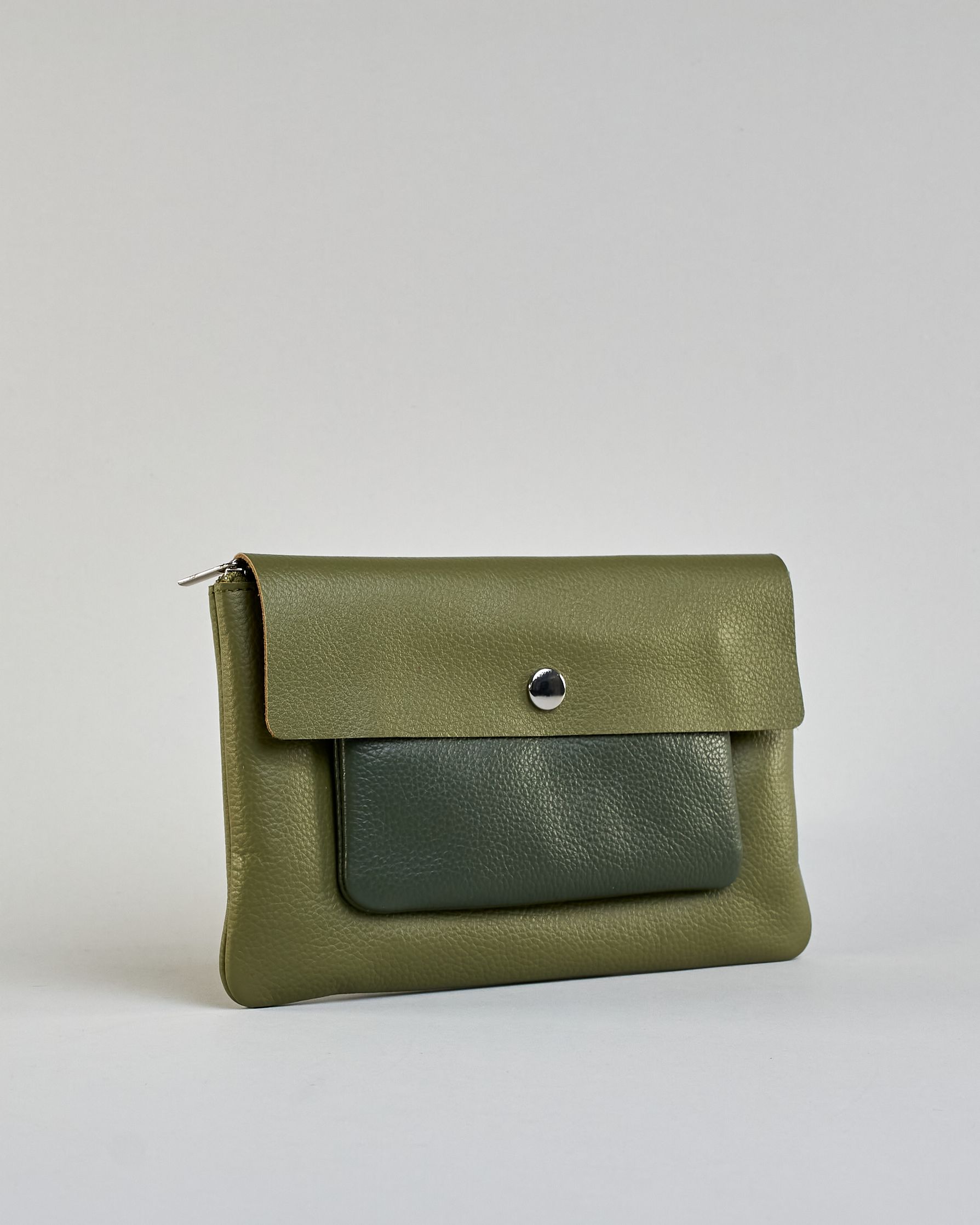 Kosmetiktasche aus Leder mit einem großen grünen Zippfach und einem kleinen dunkelgrünen  Zippfach vorne, darüber eine grüne Lasche mit Druckknopf. #2