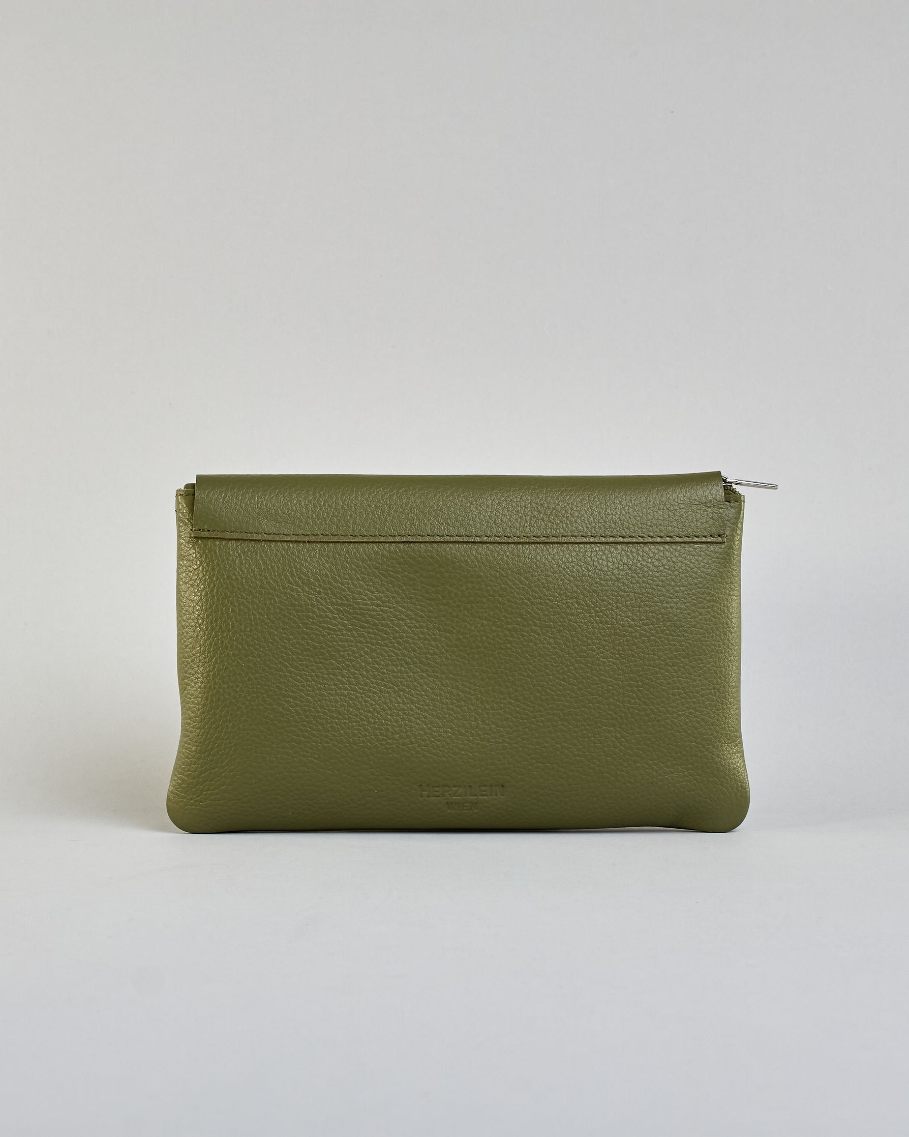 Kosmetiktasche aus Leder mit einem großen grünen Zippfach und einem kleinen dunkelgrünen  Zippfach vorne, darüber eine grüne Lasche mit Druckknopf. #3