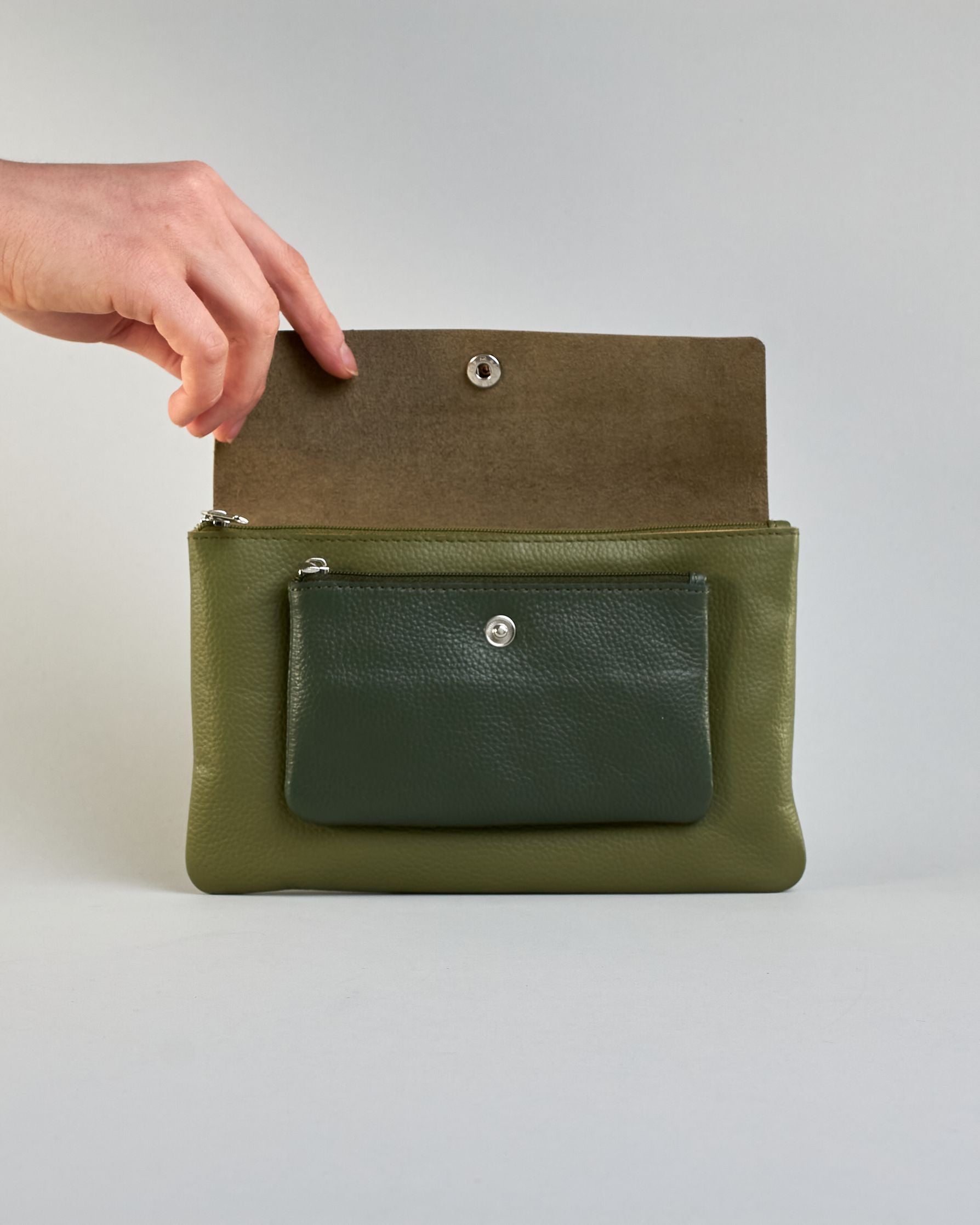 Kosmetiktasche aus Leder mit einem großen grünen Zippfach und einem kleinen dunkelgrünen  Zippfach vorne, darüber eine grüne Lasche mit Druckknopf. #4