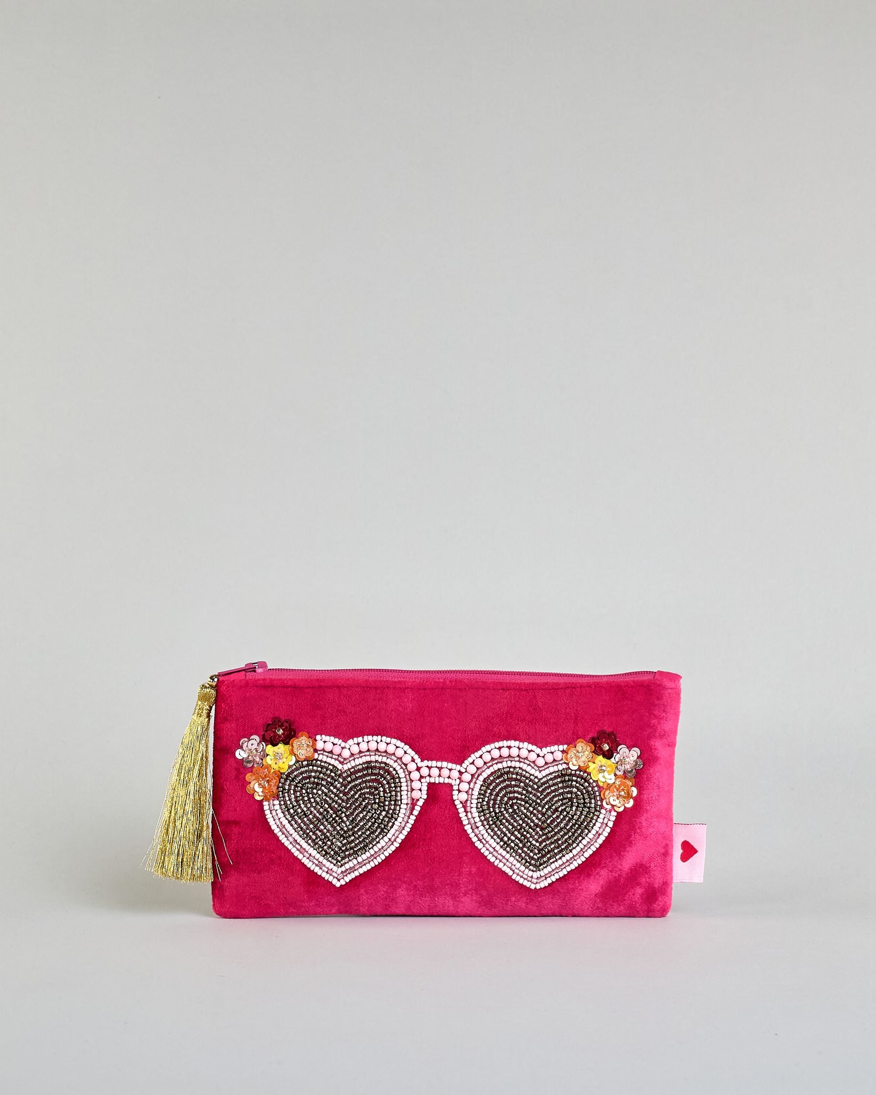 Pinkes Brillenetui aus Samt mit Herzbrille aus Perlenstickerei groß über das Etui. Quaste am Zippverschluss #1