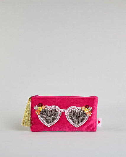 Pinkes Brillenetui aus Samt mit Herzbrille aus Perlenstickerei groß über das Etui. Quaste am Zippverschluss #1