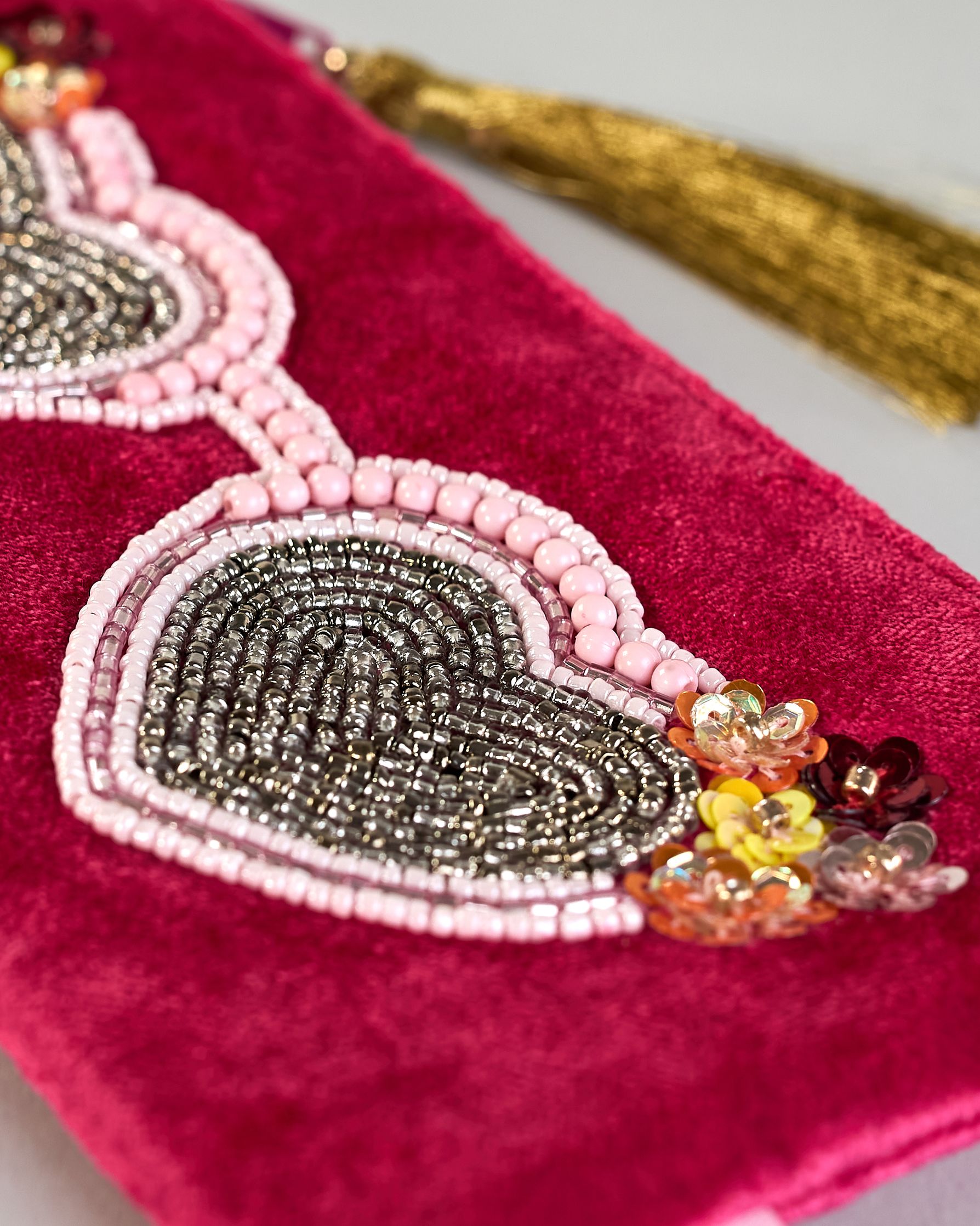 Pinkes Brillenetui aus Samt mit Herzbrille aus Perlenstickerei groß über das Etui. Quaste am Zippverschluss #3